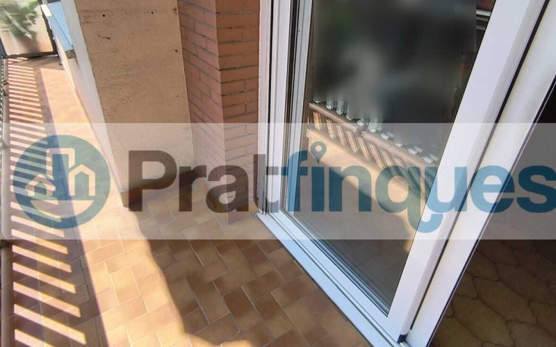 Luminoso piso con orientación Este y balcón en una de las zonas más demandadas de El Prat de Llobregat. Presentamos esta magnífica propiedad de 77 m² construidos (67 m² útiles),ubicada en el eje comercial y neurálgico de la Avenida Verge de Montserrat y Plaza Catalunya. Gracias a su orientación Este, la vivienda destaca por su gran luminosidad, recibiendo el sol directo de mañana, lo que garantiza un ambiente cálido, alegre y un excelente ahorro energético. Una pieza inmobiliaria con un potencial extraordinario, ideal tanto para familias que buscan diseñar su hogar a medida como para inversores que persiguen una alta rentabilidad. Distribución funcional y optimizada La vivienda destaca por su distribución lógica y el máximo aprovechamiento de sus espacios: Zona de día: Salón-comedor independiente con salida directa a un agradable balcón exterior, donde disfrutar del sol matinal. Cocina independiente: Con acceso a una práctica galería y derecho de uso de un patio de luces transitable. Zona de descanso: 3 dormitorios (1 doble principal de excelentes dimensiones y 2 individuales completos). Baño: Un baño completo de 4 piezas.Un lienzo en blanco para su proyecto El piso requiere una reforma integral, lo que representa la oportunidad perfecta para redistribuir los espacios a su gusto, elegir acabados de calidad actual y estrenar una vivienda totalmente personalizada según sus necesidades. La finca, además, está adaptada y cuenta con ascensor. Ubicación premium y conectividad total Situado en pleno corazón de El Prat, disfrutará de una comodidad absoluta en su día a día con todos los servicios a pie de calle: Transporte: A solo 3 minutos andando de la estación de metro Plaza Catalunya (L9 Sud) y a 2 minutos de las principales líneas de autobús. Comercios y servicios: Supermercados, tiendas de moda, colegios, centros médicos y una amplia oferta gastronómica a la vuelta de la esquina.No deje escapar esta excelente oportunidad por ubicación, precio, luz y potencial. Contacte con nosotros hoy mismo para concertar una visita. En Pratfinques le acompañamos de forma integral durante todo el proceso de compraventa. Nos encargamos de la gestión de su financiación hipotecaria, la liquidación de impuestos y la inscripción registral de la propiedad. Tenga en cuenta los siguientes puntos informativos: Transparencia en el precio: El importe de venta no incluye los impuestos y tasas asociados (ITP y AJD). Plusvalía: El Impuesto sobre el Incremento de Valor de los Terrenos de Naturaleza Urbana corre íntegramente a cargo de la parte vendedora. Sin costes adicionales: En Pratfinques no cobramos honorarios a la parte compradora; nuestros servicios ya están incluidos en el precio de venta publicado.