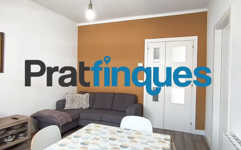 Presentamos esta magnífica vivienda lista para entrar a vivir, completamente reformada con un gusto exquisito y materiales de calidad. El inmueble destaca por su excelente distribución, luminosidad y el absoluto desahogo que ofrece su impresionante espacio exterior, convirtiéndolo en una pieza única en la zona. Características principales: Superficie óptima: 70 m² útiles distribuidos con la máxima eficiencia espacial. Zona de descanso: 3 amplios dormitorios, incluyendo una magnífica suite principal y dos habitaciones dobles adicionales. Baños modernos: 2 baños completos totalmente equipados con acabados contemporáneos. Cocina funcional: Espacio independiente y cómodo. Lavadero Interiorizado: un práctico lavadero interiorizado que maximiza el orden doméstico. Área de relax: Una agradable estancia acristalada que funciona como un balcón cubierto, ideal como rincón de lectura por su abundante luz natural y sosiego. Calidades y acabados premium: Aislamiento superior: Carpintería exterior oscilobatiente de aluminio con rotura de puente térmico y doble acristalamiento con cámara de aire, garantizando el máximo confort térmico y acústico. Elegancia interior: Suelos de parqué laminado de alta resistencia (AC5) y puertas de paso lacadas en blanco. Climatización: Sistema de calefacción integral mediante radiadores de gas natural. Un oasis exterior exclusivo: El verdadero elemento diferenciador de esta propiedad es su espectacular terraza privada de 61 m². Un espacio exterior idílico para disfrutar del clima mediterráneo, organizar cenas al aire libre o crear un jardín urbano. Además, cuenta con un valioso trastero de 5 m² integrado, la solución perfecta de almacenamiento para el día a día. Exclusividad y entorno de vida: Ubicada en una finca de solo dos vecinos, la privacidad y la tranquilidad están completamente garantizadas. El piso se emplaza en uno de los sectores residenciales más cotizados y demandados de la ciudad. Una zona que destaca por el equilibrio perfecto entre la paz de un entorno familiar y la comodidad urbana más absoluta. A escasos minutos a pie de la estación de metro L9 (Cèntric),la vivienda ofrece una conectividad impecable con el centro de Barcelona, el aeropuerto y redes de transporte (autobuses y taxis). El día a día aquí es un auténtico privilegio: dispondrá de una selecta oferta de restauración, comercios locales y servicios esenciales a pie de calle, sin renunciar a la calma de un vecindario residencial idílico. En Pratfinques le acompañamos de forma integral durante todo el proceso de compraventa. Nos encargamos de la gestión de su financiación hipotecaria, la liquidación de impuestos y la inscripción registral de la propiedad. Tenga en cuenta los siguientes puntos informativos: Transparencia en el precio: El importe de venta no incluye los impuestos y tasas asociados (ITP y AJD). Plusvalía: El Impuesto sobre el Incremento de Valor de los Terrenos de Naturaleza Urbana corre íntegramente a cargo de la parte vendedora. Información de transparencia al consumidor: Antes de hacer la visita, tu asesor personal te facilitará toda la información detallada y desglosada de estos costes para que compres con total tranquilidad.