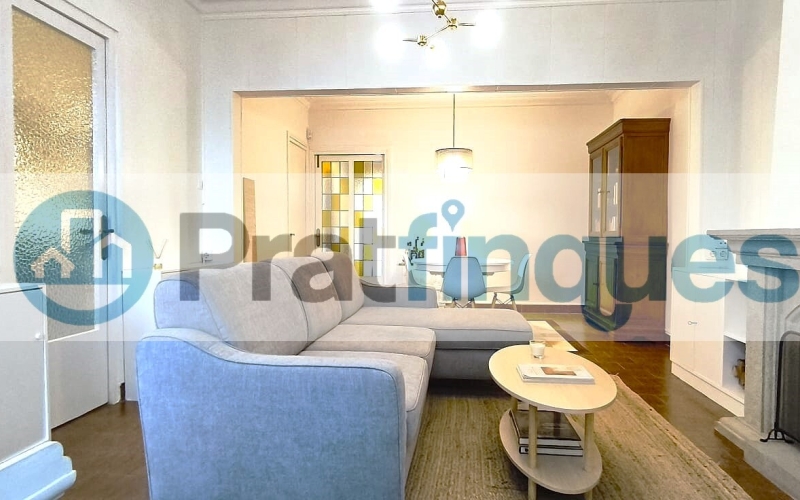 Un refugio de luz y armonía: El hogar donde tu familia florecerá ¿Buscas más que una casa? Te presentamos una propiedad con alma. Esta fantástica planta baja de 122 m² con una estància tipo estudio en segunda planta de 13 m² y terraza de 20m², no es solo un inmueble, es un escenario de bienestar donde la energía positiva se siente en cada rincón. Imagina las tardes de invierno al calor de su&nbsp;majestuosa chimenea, creando recuerdos imborrables con los tuyos en un salón que invita a la unión. Con&nbsp;4 amplias habitaciones&nbsp;(3 dobles y 1 sencilla y, 1 estudio en la 2ª planta),cada miembro de la familia encontrará su espacio de paz. La joya de la corona se encuentra en la planta superior: una estancia versátil de 13 m² que se abre a una&nbsp;terraza privada de 20m², el lugar perfecto para desayunos bajo el sol o noches de estrellas en total intimidad. ¿Sabes esa sensación de llegar a un lugar y sentir que 