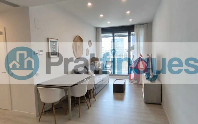 Exclusividad y sostenibilidad en una de las ubicaciones más codiciadas del área metropolitana. Le presentamos una pieza arquitectónica única situada en el corazón de&nbsp;Plaza Europa, el nuevo referente del urbanismo moderno en L'Hospitalet de Llobregat. Ubicada en una finca de&nbsp;obra nueva (2023),esta vivienda destaca por su privilegiada altura y su dominio visual, ofreciendo vistas despejadas que dotan a cada estancia de una personalidad inigualable. Espacios Diseñados para el Bienestar Con una superficie de 84 m² construidos, el hogar se distribuye con una elegancia funcional: Zona de Día:&nbsp;Un espectacular salón-comedor de 24 m², inundado de luz natural gracias a su&nbsp;orientación Este, con acceso directo a una&nbsp;terraza privada de 17 m², ideal para disfrutar de los amaneceres y el clima mediterráneo. Cocina Gourmet:&nbsp;Espacio independiente de 9 m² totalmente equipado con acabados de alta gama. Zona de Descanso:&nbsp;Suite principal de 13 m² con baño privado de diseño (plato de ducha de resina antideslizante) y dos habitaciones individuales luminosas y versátiles.Tecnología y Alta Eficiencia Energética Comprometida con el futuro, la vivienda cuenta con un sistema de&nbsp;aerotermia de última generación&nbsp;para la climatización (calefacción y aire acondicionado),garantizando un confort térmico óptimo con el mínimo impacto ambiental. Memoria de Calidades Premium Carpintería Exterior:&nbsp;Ventanas oscilobatientes con rotura de puente térmico y doble acristalamiento para un aislamiento acústico y térmico total. Carpintería Interior:&nbsp;Elegantes puertas lacadas en blanco, incluyendo sistemas correderos tipo&nbsp;Krona&nbsp;integrados en tabiquería para maximizar el espacio. Pavimentos:&nbsp;Suelo de tarima flotante laminada con efecto madera de máxima resistencia (calidad AC5).Servicios y Anexos Exclusivos La finca, libre de barreras arquitectónicas, dispone de tres ascensores (uno de gran capacidad). Además, se ofrece la posibilidad de completar esta propiedad con: Plaza de Parking XL (28.000 €):&nbsp;Con dimensiones excepcionales (5,25m x 3m),ideal para un vehículo de gran tamaño y una motocicleta de alta cilindrada. Trastero de Gran Capacidad (18.000 €):&nbsp;9 m² de almacenamiento adicional en el mismo edificio.Un hogar que no solo ofrece un lugar donde vivir, sino un estilo de vida basado en la exclusividad, la comodidad y la eficiencia. &nbsp; En Pratfinques le acompañamos de forma integral durante todo el proceso de compraventa. Nos encargamos de la gestión de su financiación hipotecaria, la liquidación de impuestos y la inscripción registral de la propiedad. &nbsp; Tenga en cuenta los siguientes puntos informativos: &nbsp; Transparencia en el precio: El importe de venta no incluye los impuestos y tasas asociados (ITP y AJD). Plusvalía: El Impuesto sobre el Incremento de Valor de los Terrenos de Naturaleza Urbana corre íntegramente a cargo de la parte vendedora. Sin costes adicionales: En Pratfinques no cobramos honorarios a la parte compradora; nuestros servicios ya están incluidos en el precio de venta publicado.&nbsp;