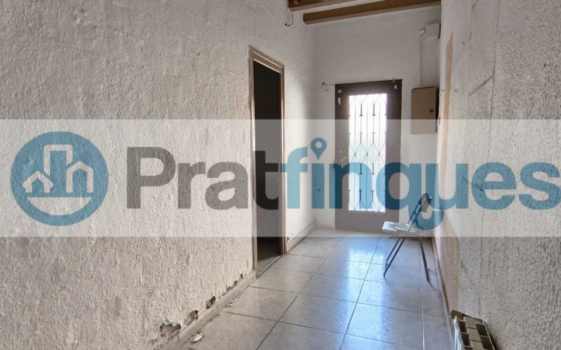 ¿Buscas un lienzo en blanco para diseñar una vida a tu medida o una inversión con posibilidades infinitas? Te presentamos una oportunidad única en la zona más auténtica de la ciudad. No es solo una casa; es la posibilidad de materializar ese proyecto que tienes en mente, combinando el encanto histórico con la modernidad absoluta. El espacio que siempre imaginaste Ubicada en una generosa parcela de&nbsp;155 m²&nbsp;(5 m de fachada por 31 m de fondo),esta propiedad destaca por su&nbsp;espectacular patio central, un pulmón de aire y luz que se convertirá en el alma de tu futuro hogar. Actualmente, la vivienda cuenta con&nbsp;164 m² construidos&nbsp;llenos de potencial: Planta Baja (86 m²):&nbsp;El espacio perfecto para una zona de día diáfana con vistas al jardín. Planta Primera (65 m²):&nbsp;Actualmente distribuida con recibidor, cocina, baño y un salón con salida a una&nbsp;terraza con orientación sur, garantizando sol durante todo el día. Planta Superior:&nbsp;Tres amplias estancias ideales para dormitorios dobles o suites de ensueño.¿Por qué esta propiedad es especial? Lo que hoy requiere una reforma integral, mañana será la casa más envidiada del barrio. Tienes flexibilidad total para diseñar: ✅ Un&nbsp;jardín privado con piscina&nbsp;y zona de barbacoa. ✅ Tu propio&nbsp;garaje privado&nbsp;en el centro. ✅ De 3 a 5 habitaciones según tus necesidades. Oportunidad para Inversores ????️ La normativa de la parcela es excepcional, permitiendo incluso la&nbsp;construcción de dos viviendas independientes: Un edificio de planta baja + 2 alturas + bajo cubierta. Un segundo edificio de planta baja + altura + bajo cubierta (ideal como estudio independiente, loft de invitados o garaje de gran capacidad).No te limites a leerlo: ven a sentirlo.&nbsp;Las dimensiones y la luz de este inmueble solo se aprecian de verdad al cruzar su puerta. Te acompañaremos en todo el proceso para ayudarte a visualizar y proyectar la casa que siempre quisiste. ¡Contáctanos hoy mismo y agenda tu visita! Tu futuro empieza aquí. &nbsp; En Pratfinques le acompañamos de forma integral durante todo el proceso de compraventa. Nos encargamos de la gestión de su financiación hipotecaria, la liquidación de impuestos y la inscripción registral de la propiedad. &nbsp; Tenga en cuenta los siguientes puntos informativos: &nbsp; Transparencia en el precio: El importe de venta no incluye los impuestos y tasas asociados (ITP y AJD). Plusvalía: El Impuesto sobre el Incremento de Valor de los Terrenos de Naturaleza Urbana corre íntegramente a cargo de la parte vendedora. Sin costes adicionales: En Pratfinques no cobramos honorarios a la parte compradora; nuestros servicios ya están incluidos en el precio de venta publicado.&nbsp;