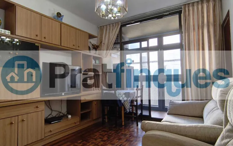 Ubicada en una de las zonas más exclusivas y demandadas de El Prat de Llobregat, presentamos esta vivienda totalmente exterior que destaca por su luz natural y su ubicación privilegiada en el&nbsp;Casc Antic. Características principales: Luminosidad total:&nbsp;Al ser una pieza íntegramente exterior, cada estancia disfruta de una claridad excepcional durante todo el día. Espacios optimizados:&nbsp;La vivienda cuenta con 69 m² construidos (63 m² útiles) distribuidos de forma funcional. Distribución: 3 dormitorios (uno de ellos doble). Salón-comedor con salida directa a un acogedor balcón. Cocina independiente con grandes posibilidades de reforma. Baño de tres piezas equipado con plato de ducha. Finca con ascensor:&nbsp;Situado en un edificio bien conservado que dispone de ascensor, garantizando total comodidad.Un lienzo en blanco para tu proyecto: El inmueble se encuentra en estado original, lo que representa la oportunidad perfecta para realizar una&nbsp;actualización integral&nbsp;y diseñar el hogar de tus sueños a medida. Su estructura permite múltiples opciones de personalización para ganar amplitud y estilo. Viva en una zona tranquila, con el encanto del casco histórico y todos los servicios, comercios y transporte a su alcance. En Pratfinques le acompañamos de forma integral durante todo el proceso de compraventa. Nos encargamos de la gestión de su financiación hipotecaria, la liquidación de impuestos y la inscripción registral de la propiedad. &nbsp; Tenga en cuenta los siguientes puntos informativos: &nbsp; Transparencia en el precio: El importe de venta no incluye los impuestos y tasas asociados (ITP y AJD). Plusvalía: El Impuesto sobre el Incremento de Valor de los Terrenos de Naturaleza Urbana corre íntegramente a cargo de la parte vendedora. Sin costes adicionales: En Pratfinques no cobramos honorarios a la parte compradora; nuestros servicios ya están incluidos en el precio de venta publicado.&nbsp;