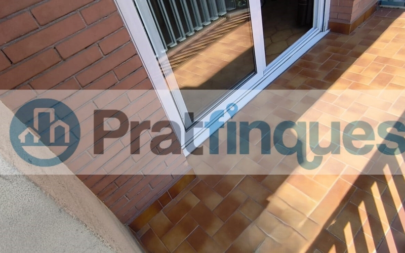 Luminoso piso con orientación Este y balcón en una de las zonas más demandadas de El Prat de Llobregat. Presentamos esta magnífica propiedad de 77 m² construidos (67 m² útiles),ubicada en el eje comercial y neurálgico de la Avenida Verge de Montserrat y Plaza Catalunya. Gracias a su orientación Este, la vivienda destaca por su gran luminosidad, recibiendo el sol directo de mañana, lo que garantiza un ambiente cálido, alegre y un excelente ahorro energético. Una pieza inmobiliaria con un potencial extraordinario, ideal tanto para familias que buscan diseñar su hogar a medida como para inversores que persiguen una alta rentabilidad. Distribución funcional y optimizada La vivienda destaca por su distribución lógica y el máximo aprovechamiento de sus espacios: Zona de día: Salón-comedor independiente con salida directa a un agradable balcón exterior, donde disfrutar del sol matinal. Cocina independiente: Con acceso a una práctica galería y derecho de uso de un patio de luces transitable. Zona de descanso: 3 dormitorios (1 doble principal de excelentes dimensiones y 2 individuales completos). Baño: Un baño completo de 4 piezas.Un lienzo en blanco para su proyecto El piso requiere una reforma integral, lo que representa la oportunidad perfecta para redistribuir los espacios a su gusto, elegir acabados de calidad actual y estrenar una vivienda totalmente personalizada según sus necesidades. La finca, además, está adaptada y cuenta con ascensor. Ubicación premium y conectividad total Situado en pleno corazón de El Prat, disfrutará de una comodidad absoluta en su día a día con todos los servicios a pie de calle: Transporte: A solo 3 minutos andando de la estación de metro Plaza Catalunya (L9 Sud) y a 2 minutos de las principales líneas de autobús. Comercios y servicios: Supermercados, tiendas de moda, colegios, centros médicos y una amplia oferta gastronómica a la vuelta de la esquina.No deje escapar esta excelente oportunidad por ubicación, precio, luz y potencial. Contacte con nosotros hoy mismo para concertar una visita. En Pratfinques le acompañamos de forma integral durante todo el proceso de compraventa. Nos encargamos de la gestión de su financiación hipotecaria, la liquidación de impuestos y la inscripción registral de la propiedad. Tenga en cuenta los siguientes puntos informativos: Transparencia en el precio: El importe de venta no incluye los impuestos y tasas asociados (ITP y AJD). Plusvalía: El Impuesto sobre el Incremento de Valor de los Terrenos de Naturaleza Urbana corre íntegramente a cargo de la parte vendedora. Sin costes adicionales: En Pratfinques no cobramos honorarios a la parte compradora; nuestros servicios ya están incluidos en el precio de venta publicado.