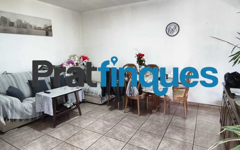 Si buscas un hogar luminoso, con una distribución excelente y la oportunidad de diseñarlo a tu gusto, este piso esquinero y totalmente exterior es la opción ideal. Destaca por su magnífica orientación Sur-Suroeste, lo que garantiza sol directo durante casi todo el día y una luz natural envidiable en todas sus estancias. Conoce su distribución (70 m² útiles / 77 m² construidos): Zona de día: Salón-comedor muy soleado con salida directa a un acogedor balcón, ideal para disfrutar del aire libre, y una cocina independiente con gran potencial de optimización. Zona de descanso: 3 habitaciones (dos de ellas dobles). La habitación principal cuenta con la comodidad exclusiva de un aseo de cortesía integrado. Baño principal: Un baño completo de 4 piezas equipado con plato de ducha. Detalles adicionales: Carpintería exterior de aluminio y puertas interiores de roble con molduras. La finca está perfectamente cuidada y dispone de ascensor. El lienzo perfecto para tu reforma La vivienda precisa de una actualización, lo que representa una oportunidad única para adaptarla a tus necesidades y crear la casa de tus sueños (¡imagina un diseño de concepto abierto uniendo cocina y salón!). Además, cuenta con una gran ventaja económica: la instalación eléctrica ya está completamente actualizada, lo que reducirá de forma considerable los costes y los tiempos de tu reforma. Una ubicación privilegiada y estratégica Ubicado en uno de los entornos más cotizados y consolidados de El Prat de Llobregat, disfrutarás de una calidad de vida excepcional con todos los servicios a pie de calle, manteniendo siempre la privacidad que tu familia merece: Conectividad total: A un paso de excelentes conexiones de transporte público (Metro y red de autobuses) que te conectan rápidamente con Barcelona y el aeropuerto. Comercio y ocio: Rodeado de una amplia oferta de comercio local, supermercados de alimentación, tiendas de moda y una variada oferta de restauración. Servicios públicos y educación: Un barrio ideal para familias, con centros educativos de excelente nivel para todas las edades (desde los más pequeños hasta los jóvenes),además de centros sanitarios y zonas verdes cercanas. No dejes escapar esta oportunidad. ¡Ven a visitarlo y descubre todo el potencial que este hogar tiene para ofrecerte! En Pratfinques le acompañamos de forma integral durante todo el proceso de compraventa. Nos encargamos de la gestión de su financiación hipotecaria, la liquidación de impuestos y la inscripción registral de la propiedad. Tenga en cuenta los siguientes puntos informativos: Transparencia en el precio: El importe de venta no incluye los impuestos y tasas asociados (ITP y AJD). Plusvalía: El Impuesto sobre el Incremento de Valor de los Terrenos de Naturaleza Urbana corre íntegramente a cargo de la parte vendedora. Información de transparencia al consumidor: Antes de hacer la visita, tu asesor personal te facilitará toda la información detallada y desglosada de estos costes para que compres con total tranquilidad.