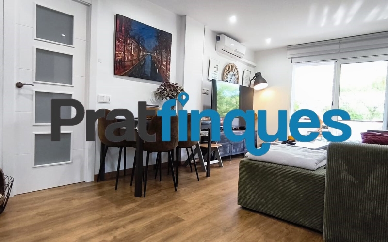 Presentamos este espectacular piso totalmente reformado de 89 m² útiles, ubicado en pleno centro de la ciudad, a un paso de la emblemática Plaza Catalunya y de la estación de metro L9 Cèntric. Una vivienda lista para entrar a vivir, diseñada para ofrecerte el máximo confort, luminosidad y una distribución perfecta para la vida familiar. Distribución inteligente: Zona de día y Zona de noche El diseño de la vivienda separa de forma excelente los espacios para garantizar tu privacidad y descanso: Zona de Día: Al cruzar el recibidor, accedes directamente a un salón-comedor de 18 m², un espacio amplio y acogedor con salida directa a un agradable balcón. La cocina es independiente y cuenta con la galería ya integrada. Destaca por su gran luminosidad gracias a un elegante tabique acristalado tipo ventana, que permite el paso de la luz natural desde el comedor mientras cocinas. Zona de Noche: Conectada de forma fluida desde el comedor, distribuye el acceso a los dormitorios y baños: Habitación principal en suite (11 m²): Exterior, inundada de sol y con su propio baño privado de 4 m² (3 piezas con plato de ducha de resina antideslizante). Segunda habitación doble (11 m²): También exterior a la calle, disfrutando de una orientación inmejorable con sol durante todo el día. Dos habitaciones individuales (8 m² cada una): Espacios versátiles ideales para dormitorios, zona de juegos o teletrabajo. Una de ellas cuenta con salida a un segundo balcón orientado al patio de luces. Baño común: Moderno y funcional, compuesto por 3 piezas y equipado con plato de ducha de resina antideslizante. Calidades premium y confort total La vivienda cuenta con una reforma integral de hace solo 5 años y está cuidada al detalle con materiales de alta calidad: Orientación Sur: Vivienda muy soleada y bañada por la luz natural durante todo el día. Aislamiento perfecto: Carpintería de aluminio con rotura de puente térmico y doble ventana, garantizando el mejor aislamiento térmico y acústico. Suelos y carpintería: Suelo de parqué sintético de alta resistencia (nivel AC5) y puertas lacadas en blanco (batientes y correderas empotradas en los baños para optimizar el espacio). Airecondicionado: 3 splits con bomba de calor en distintas estàncies. Ubicación inmejorable Vivirás en el centro de El Prat, rodeado de todos los servicios esenciales: colegios, bibliotecas, comercios y una excelente conectividad en transporte público (Metro L9 Cèntric y múltiples líneas de autobús). Un hogar idílico, cómodo y pensado para disfrutar de la paz familiar. ¿Te vas a perder la oportunidad de visitarlo? &nbsp;