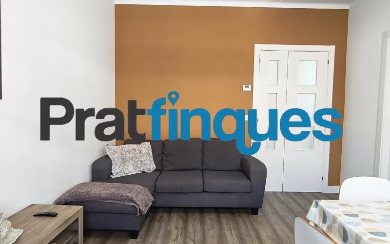 Presentamos esta magnífica vivienda lista para entrar a vivir, completamente reformada con un gusto exquisito y materiales de calidad. El inmueble destaca por su excelente distribución, luminosidad y el absoluto desahogo que ofrece su impresionante espacio exterior, convirtiéndolo en una pieza única en la zona. Características principales: Superficie óptima: 70 m² útiles distribuidos con la máxima eficiencia espacial. Zona de descanso: 3 amplios dormitorios, incluyendo una magnífica suite principal y dos habitaciones dobles adicionales. Baños modernos: 2 baños completos totalmente equipados con acabados contemporáneos. Cocina funcional: Espacio independiente y cómodo. Lavadero Interiorizado: un práctico lavadero interiorizado que maximiza el orden doméstico. Área de relax: Una agradable estancia acristalada que funciona como un balcón cubierto, ideal como rincón de lectura por su abundante luz natural y sosiego. Calidades y acabados premium: Aislamiento superior: Carpintería exterior oscilobatiente de aluminio con rotura de puente térmico y doble acristalamiento con cámara de aire, garantizando el máximo confort térmico y acústico. Elegancia interior: Suelos de parqué laminado de alta resistencia (AC5) y puertas de paso lacadas en blanco. Climatización: Sistema de calefacción integral mediante radiadores de gas natural. Un oasis exterior exclusivo: El verdadero elemento diferenciador de esta propiedad es su espectacular terraza privada de 61 m². Un espacio exterior idílico para disfrutar del clima mediterráneo, organizar cenas al aire libre o crear un jardín urbano. Además, cuenta con un valioso trastero de 5 m² integrado, la solución perfecta de almacenamiento para el día a día. Exclusividad y entorno de vida: Ubicada en una finca de solo dos vecinos, la privacidad y la tranquilidad están completamente garantizadas. El piso se emplaza en uno de los sectores residenciales más cotizados y demandados de la ciudad. Una zona que destaca por el equilibrio perfecto entre la paz de un entorno familiar y la comodidad urbana más absoluta. A escasos minutos a pie de la estación de metro L9 (Cèntric),la vivienda ofrece una conectividad impecable con el centro de Barcelona, el aeropuerto y redes de transporte (autobuses y taxis). El día a día aquí es un auténtico privilegio: dispondrá de una selecta oferta de restauración, comercios locales y servicios esenciales a pie de calle, sin renunciar a la calma de un vecindario residencial idílico. En Pratfinques le acompañamos de forma integral durante todo el proceso de compraventa. Nos encargamos de la gestión de su financiación hipotecaria, la liquidación de impuestos y la inscripción registral de la propiedad. Tenga en cuenta los siguientes puntos informativos: Transparencia en el precio: El importe de venta no incluye los impuestos y tasas asociados (ITP y AJD). Plusvalía: El Impuesto sobre el Incremento de Valor de los Terrenos de Naturaleza Urbana corre íntegramente a cargo de la parte vendedora. Información de transparencia al consumidor: Antes de hacer la visita, tu asesor personal te facilitará toda la información detallada y desglosada de estos costes para que compres con total tranquilidad.