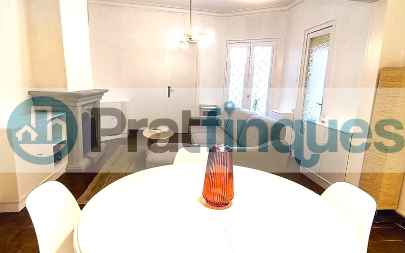 Un refugio de luz y armonía: El hogar donde tu familia florecerá ¿Buscas más que una casa? Te presentamos una propiedad con alma. Esta fantástica planta baja de 122 m² con una estància tipo estudio en segunda planta de 13 m² y terraza de 20m², no es solo un inmueble, es un escenario de bienestar donde la energía positiva se siente en cada rincón. Imagina las tardes de invierno al calor de su&nbsp;majestuosa chimenea, creando recuerdos imborrables con los tuyos en un salón que invita a la unión. Con&nbsp;4 amplias habitaciones&nbsp;(3 dobles y 1 sencilla y, 1 estudio en la 2ª planta),cada miembro de la familia encontrará su espacio de paz. La joya de la corona se encuentra en la planta superior: una estancia versátil de 13 m² que se abre a una&nbsp;terraza privada de 20m², el lugar perfecto para desayunos bajo el sol o noches de estrellas en total intimidad. ¿Sabes esa sensación de llegar a un lugar y sentir que 