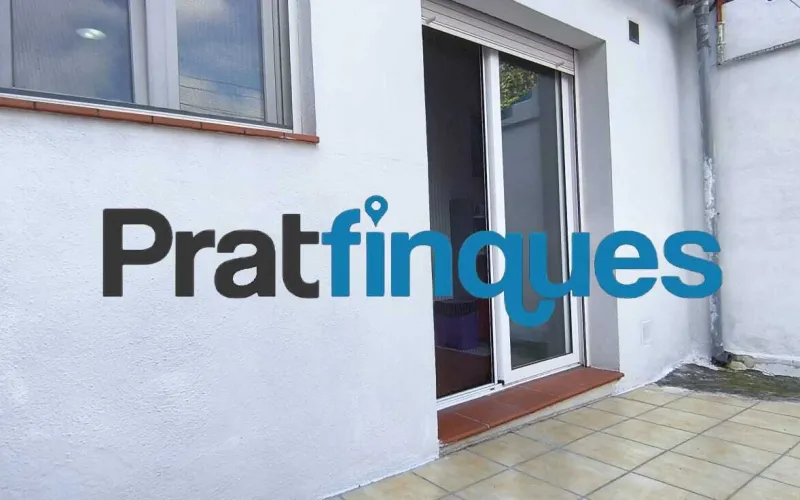 Si buscas comodidad, luz y tranquilidad, este piso de 75 m² útiles (84 m² construidos) te va a encantar. Está pensado para aprovechar cada rincón al máximo y se distribuye de forma ideal: Zona de día: Un acogedor salón-comedor de 15 m² y una moderna cocina office abierta de 9 m². ¡Y aquí viene lo mejor! Desde la cocina accedes directamente a una fantástica terraza a nivel de 10 m², el rincón perfecto para tomar el café por la mañana, disfrutar de cenas al aire libre o crear tu propio oasis urbano. Además, cuenta con un práctico lavadero integrado. Zona de descanso: 3 habitaciones (dos de ellas dobles, perfectas para el dormitorio principal o un espacio de trabajo) y un baño completo de 4 piezas. Ubicación y tranquilidad garantizadas El piso se encuentra en una de las zonas más valoradas y cotizadas de El Prat. Se ubica en la primera planta de un edificio clásico, sin ascensor, pero con una gran ventaja: ¡solo comparte espacio con 3 vecinos más! Al ser una comunidad tan pequeña y familiar, la paz y la tranquilidad están aseguradas. Listo para entrar a vivir (con muy pocos retoques) A diferencia de otros pisos, aquí el trabajo duro ya está hecho. La vivienda ha sido mimada y cuenta con: Instalación eléctrica totalmente actualizada. Ventanas de PVC con rotura de puente térmico y doble cristal (adiós al frío y a los ruidos). Cocina completamente equipada. ¿Lo mejor? Solo necesita lo que llamamos
