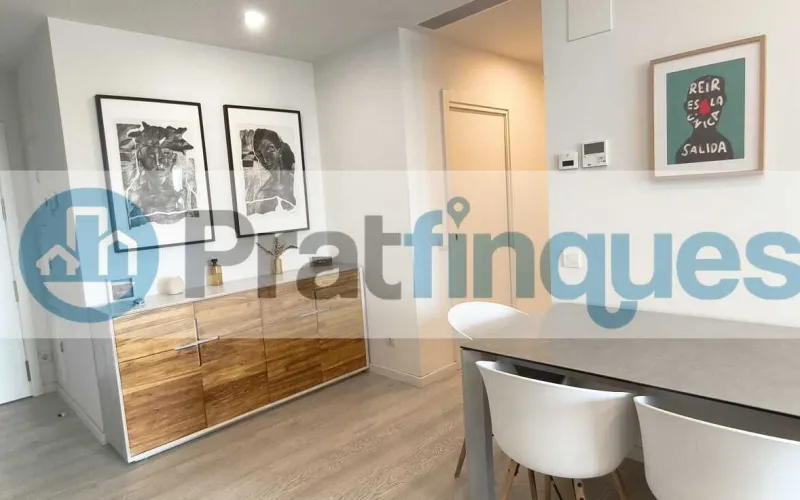 Exclusividad y sostenibilidad en una de las ubicaciones más codiciadas del área metropolitana. Le presentamos una pieza arquitectónica única situada en el corazón de&nbsp;Plaza Europa, el nuevo referente del urbanismo moderno en L'Hospitalet de Llobregat. Ubicada en una finca de&nbsp;obra nueva (2023),esta vivienda destaca por su privilegiada altura y su dominio visual, ofreciendo vistas despejadas que dotan a cada estancia de una personalidad inigualable. Espacios Diseñados para el Bienestar Con una superficie de 84 m² construidos, el hogar se distribuye con una elegancia funcional: Zona de Día:&nbsp;Un espectacular salón-comedor de 24 m², inundado de luz natural gracias a su&nbsp;orientación Este, con acceso directo a una&nbsp;terraza privada de 17 m², ideal para disfrutar de los amaneceres y el clima mediterráneo. Cocina Gourmet:&nbsp;Espacio independiente de 9 m² totalmente equipado con acabados de alta gama. Zona de Descanso:&nbsp;Suite principal de 13 m² con baño privado de diseño (plato de ducha de resina antideslizante) y dos habitaciones individuales luminosas y versátiles.Tecnología y Alta Eficiencia Energética Comprometida con el futuro, la vivienda cuenta con un sistema de&nbsp;aerotermia de última generación&nbsp;para la climatización (calefacción y aire acondicionado),garantizando un confort térmico óptimo con el mínimo impacto ambiental. Memoria de Calidades Premium Carpintería Exterior:&nbsp;Ventanas oscilobatientes con rotura de puente térmico y doble acristalamiento para un aislamiento acústico y térmico total. Carpintería Interior:&nbsp;Elegantes puertas lacadas en blanco, incluyendo sistemas correderos tipo&nbsp;Krona&nbsp;integrados en tabiquería para maximizar el espacio. Pavimentos:&nbsp;Suelo de tarima flotante laminada con efecto madera de máxima resistencia (calidad AC5).Servicios y Anexos Exclusivos La finca, libre de barreras arquitectónicas, dispone de tres ascensores (uno de gran capacidad). Además, se ofrece la posibilidad de completar esta propiedad con: Plaza de Parking XL (28.000 €):&nbsp;Con dimensiones excepcionales (5,25m x 3m),ideal para un vehículo de gran tamaño y una motocicleta de alta cilindrada. Trastero de Gran Capacidad (18.000 €):&nbsp;9 m² de almacenamiento adicional en el mismo edificio.Un hogar que no solo ofrece un lugar donde vivir, sino un estilo de vida basado en la exclusividad, la comodidad y la eficiencia. &nbsp; En Pratfinques le acompañamos de forma integral durante todo el proceso de compraventa. Nos encargamos de la gestión de su financiación hipotecaria, la liquidación de impuestos y la inscripción registral de la propiedad. &nbsp; Tenga en cuenta los siguientes puntos informativos: &nbsp; Transparencia en el precio: El importe de venta no incluye los impuestos y tasas asociados (ITP y AJD). Plusvalía: El Impuesto sobre el Incremento de Valor de los Terrenos de Naturaleza Urbana corre íntegramente a cargo de la parte vendedora. Sin costes adicionales: En Pratfinques no cobramos honorarios a la parte compradora; nuestros servicios ya están incluidos en el precio de venta publicado.&nbsp;