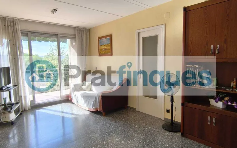 ¿Buscas un hogar donde la luz sea la protagonista?&nbsp;Presentamos este magnífico piso que combina una distribución funcional con una ubicación privilegiada para disfrutar de la máxima tranquilidad. Lo que hace especial a esta vivienda: Amplitud y Confort:&nbsp;Un salón-comedor acogedor que se convierte en el corazón de la casa, con salida directa a un&nbsp;balcón privado&nbsp;perfecto para relajarse. Zona de Descanso:&nbsp;Dispone de&nbsp;3 habitaciones&nbsp;(2 de ellas dobles y amplias, más una individual versátil),diseñadas para garantizar el descanso de toda la familia. Funcionalidad:&nbsp;Cocina independiente con acceso a galería, ideal para organizar el día a día. El baño completo ha sido actualizado con un moderno&nbsp;plato de ducha de resina antideslizante, aunando seguridad y estilo. Luz y Vistas:&nbsp;Gracias a su&nbsp;orientación Oeste, la vivienda se inunda de sol natural durante toda la tarde. Sus&nbsp;vistas despejadas&nbsp;te permitirán disfrutar de una sensación de libertad y paz difícil de encontrar.Equipamiento y Finca: La vivienda está lista para entrar a vivir, equipada con&nbsp;calefacción por radiadores&nbsp;(gas natural) y&nbsp;aire acondicionado con bomba de calor, garantizando el clima perfecto en cualquier época del año. Además, la finca cuenta con&nbsp;ascensor, facilitando el acceso y la comodidad total en tu rutina. ¡No pierdas la oportunidad de visitarlo! Un piso donde el confort y la luz se encuentran. En Pratfinques le acompañamos de forma integral durante todo el proceso de compraventa. Nos encargamos de la gestión de su financiación hipotecaria, la liquidación de impuestos y la inscripción registral de la propiedad. &nbsp; Tenga en cuenta los siguientes puntos informativos: &nbsp; Transparencia en el precio: El importe de venta no incluye los impuestos y tasas asociados (ITP y AJD). Plusvalía: El Impuesto sobre el Incremento de Valor de los Terrenos de Naturaleza Urbana corre íntegramente a cargo de la parte vendedora. Sin costes adicionales: En Pratfinques no cobramos honorarios a la parte compradora; nuestros servicios ya están incluidos en el precio de venta publicado.&nbsp;