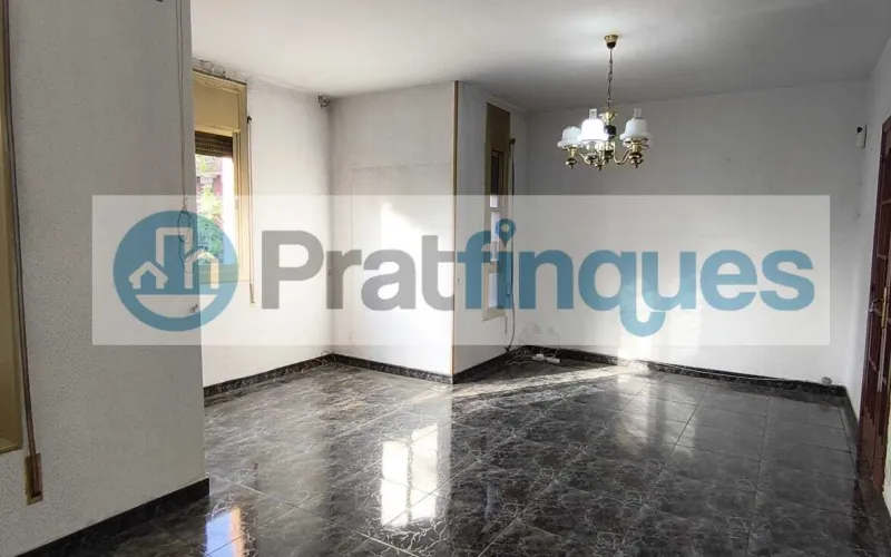 Presentamos esta magnífica propiedad situada en una de las intersecciones más estratégicas de El Prat. Una vivienda que destaca por su luminosidad, y distribución y un potencial para convertirse en el hogar de sus sueños. Distribución y Características El inmueble cuenta con una superficie de 94 m² construidos (79 m² útiles),diseñados para aprovechar cada rincón: Zona de Día:&nbsp;Un imponente salón-comedor independiente de 23 m², totalmente exterior, que inunda la estancia de luz natural y ofrece acceso directo a un acogedor balcón. Zona de Noche:&nbsp;Consta de 3 amplias habitaciones (incluyendo una habitación doble principal). Cocina y Baño:&nbsp;Cocina independiente de 8 m² con salida a galería técnica y un baño completo de cuatro piezas con bañera. Acabados:&nbsp;Suelos de gres porcelánico, carpintería interior en madera de cerezo y ventanas de aluminio.???? Un proyecto a tu medida La vivienda se encuentra en un estado que&nbsp;precisa de una actualización, lo que representa una oportunidad única. Con una reforma ejecutada con buen gusto, este piso tiene el potencial arquitectónico para transformarse en una pieza de diseño&nbsp;impresionantemente sofisticada y actual, revalorizando su inversión desde el primer día. La finca, perfectamente mantenida, dispone de&nbsp;ascensor. ???? Privilegios de una ubicación inmejorable Vivir en esta zona de El Prat de Llobregat es sinónimo de calidad de vida. Disfrutará de servicios de primer nivel a pie de calle: Conectividad Total:&nbsp;A tan solo 7 minutos de la estación de&nbsp;Metro L9 (Les Moreres)&nbsp;y con una red de paradas de autobús locales e interurbanas que conectan directamente con el centro de Barcelona en pocos minutos. Servicios y Ocio:&nbsp;Rodeado de una oferta comercial completa, centros de salud, colegios y zonas verdes. Todo lo que su día a día requiere, sin necesidad de desplazarse.Si buscas una ubicación premium para diseñar un hogar a tu estilo, esta es tu oportunidad.&nbsp;Contacta ahora para concertar una visita. En Pratfinques le acompañamos de forma integral durante todo el proceso de compraventa. Nos encargamos de la gestión de su financiación hipotecaria, la liquidación de impuestos y la inscripción registral de la propiedad. &nbsp; Tenga en cuenta los siguientes puntos informativos: &nbsp; Transparencia en el precio: El importe de venta no incluye los impuestos y tasas asociados (ITP y AJD). Plusvalía: El Impuesto sobre el Incremento de Valor de los Terrenos de Naturaleza Urbana corre íntegramente a cargo de la parte vendedora. Nota informativa: Los Honorarios de intermediación profesional no están incluidos en el precio de venta.