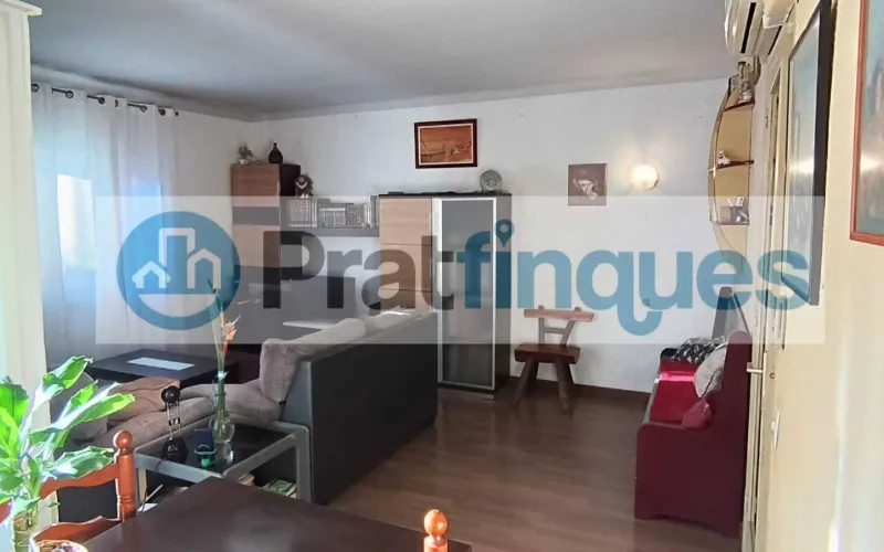 Descubra este piso único en el corazón de la ciudad. Una vivienda diseñada para aprovechar la luz natural al máximo, totalmente exterior y con una distribución versátil. Su gran salón de 22 m² se convierte en el centro del hogar, conectado a un balcón ideal para disfrutar del entorno urbano. Situada en un área con una&nbsp;oferta comercial inmejorable&nbsp;(moda, restauración y alimentación) y una conectividad excelente. A pocos minutos de la estación de&nbsp;Metro L9 (Les Moreres)&nbsp;y con acceso inmediato a las principales líneas de autobús (65, X2, L22, N17),esta propiedad combina comodidad, servicios y calidad de vida. Desde Pratfinques, te realizamos todos los trámites de la compraventa y a la obtención de la financiación hipotecaria, liquidación de los impuestos y, inscripción registral. -&nbsp;&nbsp;&nbsp;&nbsp;&nbsp;&nbsp;&nbsp;&nbsp;&nbsp;&nbsp;&nbsp;&nbsp;&nbsp; El precio de venta del inmueble, no incluye impuestos ni tasas. (ITP y AJD) -&nbsp;&nbsp;&nbsp;&nbsp;&nbsp;&nbsp;&nbsp;&nbsp;&nbsp;&nbsp;&nbsp;&nbsp;&nbsp; La plusvalía (Impuesto sobre el Incremento de Valor de los Terrenos Urbanos) es a cargo del vendedor. -&nbsp;&nbsp;&nbsp;&nbsp;&nbsp;&nbsp;&nbsp;&nbsp;&nbsp;&nbsp;&nbsp;&nbsp;&nbsp; En Pratfinques, NO COBRAMOS LOS HONORARIOS AL COMPRADOR, están incluidos en el precio de venta publicado.