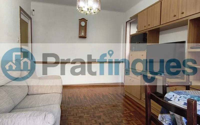 Ubicada en una de las zonas más exclusivas y demandadas de El Prat de Llobregat, presentamos esta vivienda totalmente exterior que destaca por su luz natural y su ubicación privilegiada en el&nbsp;Casc Antic. Características principales: Luminosidad total:&nbsp;Al ser una pieza íntegramente exterior, cada estancia disfruta de una claridad excepcional durante todo el día. Espacios optimizados:&nbsp;La vivienda cuenta con 69 m² construidos (63 m² útiles) distribuidos de forma funcional. Distribución: 3 dormitorios (uno de ellos doble). Salón-comedor con salida directa a un acogedor balcón. Cocina independiente con grandes posibilidades de reforma. Baño de tres piezas equipado con plato de ducha. Finca con ascensor:&nbsp;Situado en un edificio bien conservado que dispone de ascensor, garantizando total comodidad.Un lienzo en blanco para tu proyecto: El inmueble se encuentra en estado original, lo que representa la oportunidad perfecta para realizar una&nbsp;actualización integral&nbsp;y diseñar el hogar de tus sueños a medida. Su estructura permite múltiples opciones de personalización para ganar amplitud y estilo. Viva en una zona tranquila, con el encanto del casco histórico y todos los servicios, comercios y transporte a su alcance. En Pratfinques le acompañamos de forma integral durante todo el proceso de compraventa. Nos encargamos de la gestión de su financiación hipotecaria, la liquidación de impuestos y la inscripción registral de la propiedad. &nbsp; Tenga en cuenta los siguientes puntos informativos: &nbsp; Transparencia en el precio: El importe de venta no incluye los impuestos y tasas asociados (ITP y AJD). Plusvalía: El Impuesto sobre el Incremento de Valor de los Terrenos de Naturaleza Urbana corre íntegramente a cargo de la parte vendedora. Sin costes adicionales: En Pratfinques no cobramos honorarios a la parte compradora; nuestros servicios ya están incluidos en el precio de venta publicado.&nbsp;