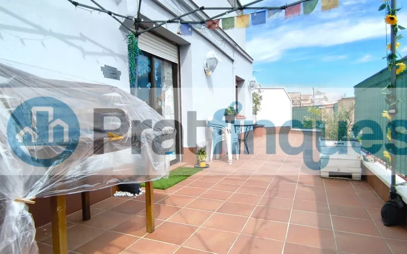 Vive por encima de todo. Este no es solo un ático, es un mirador privado diseñado para quienes buscan la calma sin renunciar al pulso de la ciudad. Con una orientación Este privilegiada, la vivienda se inunda de luz natural desde el primer café de la mañana, convirtiendo cada rincón en un espacio vibrante y acogedor. Espacios que respiran El corazón de la propiedad es su espectacular salón-comedor de 27 m², un área amplia y fluida que conecta directamente con la joya de la corona: una terraza a nivel de 36 m². Es el escenario perfecto para cenas bajo las estrellas, mañanas de lectura al sol o simplemente disfrutar de la libertad de un espacio exterior privado de grandes dimensiones. La distribución se completa con: Zona de descanso: 2 habitaciones (una de ellas doble, pensada para el máximo confort). Cocina independiente: Funcional y luminosa, con acceso directo a la terraza y zona de galería integrada. Baño de diseño: Totalmente actualizado, con plato de ducha de resina antideslizante para una estética moderna y segura. Calidades: Suelos de gres porcelánico que aportan elegancia y puertas de haya que dan calidez a todo el hogar.El privilegio de tu ubicación Vivir aquí significa tenerlo todo. Situado en un enclave estratégico junto al Carrer Lleida, disfrutarás de la comodidad de tener el comercio local, la mejor restauración y colegios a pocos pasos de tu portal. La conectividad es absoluta, con la L9 de Metro y líneas de autobús que te acercan a cualquier punto en minutos. No es solo un piso, es la oportunidad de vivir en una de las zonas más demandadas, donde la luz y la terraza marcan la diferencia entre un lugar donde vivir y un lugar donde ser feliz. En Pratfinques le acompañamos de forma integral durante todo el proceso de compraventa. Nos encargamos de la gestión de su financiación hipotecaria, la liquidación de impuestos y la inscripción registral de la propiedad. &nbsp; Tenga en cuenta los siguientes puntos informativos: &nbsp; Transparencia en el precio: El importe de venta no incluye los impuestos y tasas asociados (ITP y AJD). Plusvalía: El Impuesto sobre el Incremento de Valor de los Terrenos de Naturaleza Urbana corre íntegramente a cargo de la parte vendedora. Sin costes adicionales: En Pratfinques no cobramos honorarios a la parte compradora; nuestros servicios ya están incluidos en el precio de venta publicado.&nbsp;