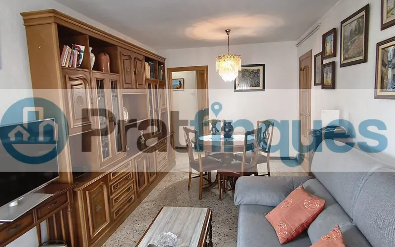 ¿Buscáis vuestra primera vivienda o el lugar ideal para ver crecer a vuestra familia? Este espectacular piso destaca por su amplitud, su luz natural y una comodidad absoluta en el día a día. Al tratarse de una quinta planta real en una finca con ascensor, disfrutaréis de una vivienda tranquila, sin ruidos de la calle y con sol directo durante todo el día. ¡Un lienzo en blanco perfecto para vuestro nuevo proyecto de vida! Espacios diseñados para el día a día familiar: El corazón de la casa: Un gran salón-comedor de 21 m² donde compartir cenas, tardes de cine y con salida directa al balcón. Habitaciones para todos: 3 dormitorios (dos de ellos dobles),ideales para el dormitorio principal, el cuarto de los niños o una zona de teletrabajo. Cocina independiente: Espaciosa, funcional y con acceso directo a una cómoda galería que desahoga el espacio principal. Baño reformado: Baño completo de 3 piezas equipado con un moderno y práctico plato de ducha. Metros reales: 76 m² útiles bien distribuidos (87 m² construidos) donde no se pierde ni un solo metro.Una ubicación pensada para vuestra comodidad Situado en la cotizada Avenida del Remolar, tendréis la tranquilidad que buscáis sin renunciar a nada. La ubicación es perfecta para el día a día de una familia: Conectividad total: Accesos rapidísimos en coche y una red excelente de transporte público para ir a trabajar o estudiar. Todo a un paso: Rodeado de comercio local, supermercados para la compra diaria, colegios, parques y una gran oferta de restauración para los fines de semana.¡Es el momento de dar el paso y tener vuestra propia casa! Contactad con nosotros hoy mismo para venir a verla antes de que se reserve. En Pratfinques le acompañamos de forma integral durante todo el proceso de compraventa. Nos encargamos de la gestión de su financiación hipotecaria, la liquidación de impuestos y la inscripción registral de la propiedad. &nbsp; Tenga en cuenta los siguientes puntos informativos: &nbsp; Transparencia en el precio: El importe de venta no incluye los impuestos y tasas asociados (ITP y AJD). Plusvalía: El Impuesto sobre el Incremento de Valor de los Terrenos de Naturaleza Urbana corre íntegramente a cargo de la parte vendedora. Sin costes adicionales: En Pratfinques no cobramos honorarios a la parte compradora; nuestros servicios ya están incluidos en el precio de venta publicado.&nbsp;
