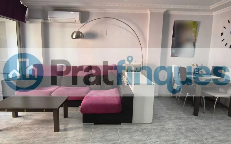 Disfrute del equilibrio perfecto entre tranquilidad residencial y una conectividad estratégica inigualable. Esta magnífica vivienda, ubicada en la apacible calle Sant Joaquim, 86, destaca por su excelente distribución, estancias muy amplias y una optimización perfecta de sus 83 m² útiles (97 m² construidos). Gracias a su orientación norte, el piso ofrece un ambiente fresco, confortable y una luminosidad constante muy valorada. Distribución elegante y espacios independientes Salón-comedor extraordinario: Un gran espacio de 22 m² muy cuadrado y luminoso, con salida directa a un agradable balcón. Zona de descanso generosa: Dispone de 4 habitaciones, incluyendo dos dormitorios dobles de gran tamaño (el principal cuenta con unos fantásticos 13 m²). Cocina funcional e independiente: Espaciosa, independiente y con salida a una práctica galería/lavadero que maximiza la organización. Baño completo: Un baño de 4 piezas equipado con bañera, ideal para el confort diario.Calidades y confort de primer nivel Aislamiento eficiente: Carpintería exterior de aluminio blanco con doble acristalamiento, garantizando confort térmico y acústico. Climatización integral: Sistema de aire acondicionado split con bomba de calor instalado. Detalles de calidad: Suelos de gres porcelánico de alta resistencia y puertas interiores de haya vaporizada que aportan calidez. Finca accesible: Edificio cuidado y tranquilo que dispone de ascensor.Accesibilidad y entorno: Lo mejor de El Prat a su alcance La ubicación de la calle Sant Joaquim es uno de los mayores valores añadidos de esta propiedad: Entrada y salida inmediata: Acceso rápido y directo a las principales vías de comunicación (C-31, C-32 y B-20),permitiendo conectar con Barcelona o el Aeropuerto en pocos minutos y sin sufrir retenciones internas. Conectividad total: Excelente comunicación en transporte público mediante la red de autobuses locales y metropolitanos, Metro (L9 Sud) y Cercanías Renfe. Calidad de vida en El Prat: Una ciudad llana, cómoda y moderna que combina una infraestructura de primer nivel (colegios, centros médicos, comercios) con el privilegio natural de los Espacios Naturales del Delta y sus tranquilas playas vírgenes. Tenga en cuenta los siguientes puntos informativos: Transparencia en el precio: El importe de venta no incluye los impuestos y tasas asociados (ITP y AJD). Plusvalía: El Impuesto sobre el Incremento de Valor de los Terrenos de Naturaleza Urbana corre íntegramente a cargo de la parte vendedora. Sin costes adicionales: En Pratfinques no cobramos honorarios a la parte compradora; nuestros servicios ya están incluidos en el precio de venta publicado.