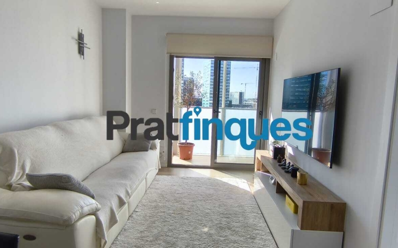Te imaginas despertar cada día con el sol por la mañana, unas vistas claras y el cielo como vecino? Te ofrecemos esta magnífica vivienda exterior situado en una octava planta, completamente luminoso e impecable. Con una inmejorable orientación Sur-Sudeste, el piso disfruta de una entrada excepcional de luz natural durante todo el día. Ubicado en la prestigiosa Plaza Europa de L'Hospitalet de Llobregat, uno de los entornos urbanos más modernos, cotizados y mejor comunicados del área metropolitana de Barcelona, este hogar es el reflejo perfecto de una vida cómoda, elegante y altamente eficiente. La propiedad se sitúa en una finca joven que cuenta con tecnología de aerotermia de última generación y servicios exclusivos que elevan la calidad de vida al máximo nivel. Así se distribuye tu futuro hogar: - Gran dormitorio principal (16 m²): Un espacioso dormitorio de diseño que incluye una fantástica zona de vestuario integrada para tu total comodidad. - Salón-comedor de ensueño: Un ambiente abierto con grandes ventanales que conectan directamente con la terraza, inundando el espacio de sol. - Terrassa de 8 m²: El lugar ideal para relajarse ante la Plaza Europa, con acceso práctico y directo tanto desde el comedor como de la cocina. - Segundo dormitorio: Una habitación individual con ventana orientada a la terraza, ideal como despacho de teletrabajo, habitación juvenil o espacio polivalente. - Cocina independiente: Amplia, totalmente equipada, muy luminosa y con salida directa al exterior. Baño completo: Moderno y funcional, equipado con plato de ducha. Calidades, confort y eficiencia energética: - Suelos de parqué flotante de madera multicapa: Un acabado noble y natural que aporta máxima calidez, elegancia y confort a la pisada. - Sistema de aerotermia integral: Climatización de máximo ahorro (aire acondicionado y calefacción por conductas) y agua caliente sanitaria mediante energía limpia. - Máxima eficiencia: Edificio de construcción reciente con cierres de alto aislamiento y soluciones tecnológicas sostenibles. - Listo para entrar a vivir: El estado de conservación es excelente, no necesita ningún tipo de reforma. Servicios exclusivos de la finca: - Piscina comunitaria y solárium: Un oasis a tu disposición con espectaculares vistas panorámicas de la ciudad. - Seguridad y comodidad: Servicio de conserjería, control de accesos, dos ascensores y un montacargas. - Placas solares: Apoyo energético comunitario que optimiza todavía más el consumo general del edificio. Información de transparencia al consumidor: El precio de venta publicado no incluye los gastos ni los impuestos derivados de la compraventa (*ITP, gastos de notaría, registro, gestoría ni honorarios de intermediación inmobiliaria). Antes de hacer la visita, tu asesor personal te facilitará toda la información detallada y desglosada de estos costes para que compres con total tranquilidad.