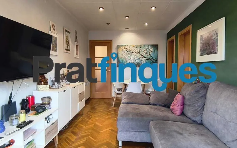 ¡Descubre tu nuevo hogar! Este encantador piso de 90 m² construidos (75 m² útiles) te ofrece la combinación perfecta de confort, espacio y una ubicación inmejorable. Situado en una cuarta planta con ascensor, destaca por su excelente distribución y su fantástica orientación oeste, ideal para disfrutar del sol de tarde. Características principales Zona de día: Salón-comedor de 16 m² con acceso directo a un agradable balcón de 8 m². Cocina independiente: Tipo office, muy espaciosa (14 m²) y con salida directa a galería/lavadero. Dormitorios: 3 habitaciones en total. Una suite principal de 12 m² y dos habitaciones individuales amplias. Baños: 1 baño completo de 4 piezas con bañera y 1 práctico aseo de cortesía. Climatización: Calefacción por radiadores de gas natural y aire acondicionado (splits) para un confort total todo el año. Ubicación y conectividad El inmueble se encuentra en una zona totalmente consolidada y excelentemente comunicada: A 8 minutos a pie de la parada de metro L9 (Cèntric). A 2 minutos de la parada de autobús Plaça Pau Casals (múltiples líneas). Servicios a pie de calle: Rodeado de comercios locales, restauración, colegios y entidades financieras. Condiciones y servicios de Pratfinques En Pratfinques te acompañamos en todo el proceso. Nos encargamos de todos los trámites de la compraventa: obtención de la financiación hipotecaria, liquidación de impuestos e inscripción registral. Sin honorarios de agencia para el comprador: Están totalmente incluidos en el precio de venta publicado. El precio de venta no incluye los impuestos ni tasas correspondientes a la parte compradora (ITP / AJD). La plusvalía municipal corre a cargo de la parte vendedora.