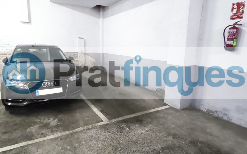 ¡Oportunidad en la ciudad de El Prat de Llobregat! Se vende plaza de parking individual en la calle Santiago Rusiñol, situada en la planta baja del edificio. Esta plaza de 12 m² ofrece espacio suficiente para coche mediano o grande y una moto. Se distingue por tener fácil maniobrabilidad, con distinción de puerta de acceso y otra de salida. El edificio cuenta con puertas de acceso automáticas y un circuito cerrado de seguridad, garantizando la máxima protección para tu vehículo. No pierdas la oportunidad de adquirir esta plaza, con todas las comodidades y medidas de seguridad que necesitas. ¡Contacta ya para más información y asegura tu espacio en una ubicación privilegiada! Desde Pratfinques, te realizamos todos los trámites de la compraventa y a la obtención de la financiación hipotecaria, liquidación de los impuestos y, inscripción registral. -&nbsp;&nbsp;&nbsp;&nbsp;&nbsp;&nbsp;&nbsp;&nbsp;&nbsp;&nbsp;&nbsp;&nbsp;&nbsp; El precio de venta del inmueble, no incluye impuestos ni tasas. (ITPADJ) -&nbsp;&nbsp;&nbsp;&nbsp;&nbsp;&nbsp;&nbsp;&nbsp;&nbsp;&nbsp;&nbsp;&nbsp;&nbsp; La plusvalía (Impuesto sobre el Incremento de Valor de los Terrenos Urbanos) es a cargo del vendedor. -&nbsp;&nbsp;&nbsp;&nbsp;&nbsp;&nbsp;&nbsp;&nbsp;&nbsp;&nbsp;&nbsp;&nbsp;&nbsp; En Pratfinques, NO COBRAMOS LOS HONORARIOS AL COMPRADOR, están incluidos en el precio de venta publicado. &nbsp;