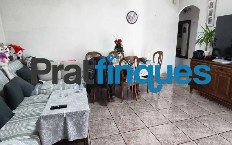 Si buscas un hogar luminoso, con una distribución excelente y la oportunidad de diseñarlo a tu gusto, este piso esquinero y totalmente exterior es la opción ideal. Destaca por su magnífica orientación Sur-Suroeste, lo que garantiza sol directo durante casi todo el día y una luz natural envidiable en todas sus estancias. Conoce su distribución (70 m² útiles / 77 m² construidos): Zona de día: Salón-comedor muy soleado con salida directa a un acogedor balcón, ideal para disfrutar del aire libre, y una cocina independiente con gran potencial de optimización. Zona de descanso: 3 habitaciones (dos de ellas dobles). La habitación principal cuenta con la comodidad exclusiva de un aseo de cortesía integrado. Baño principal: Un baño completo de 4 piezas equipado con plato de ducha. Detalles adicionales: Carpintería exterior de aluminio y puertas interiores de roble con molduras. La finca está perfectamente cuidada y dispone de ascensor. El lienzo perfecto para tu reforma La vivienda precisa de una actualización, lo que representa una oportunidad única para adaptarla a tus necesidades y crear la casa de tus sueños (¡imagina un diseño de concepto abierto uniendo cocina y salón!). Además, cuenta con una gran ventaja económica: la instalación eléctrica ya está completamente actualizada, lo que reducirá de forma considerable los costes y los tiempos de tu reforma. Una ubicación privilegiada y estratégica Ubicado en uno de los entornos más cotizados y consolidados de El Prat de Llobregat, disfrutarás de una calidad de vida excepcional con todos los servicios a pie de calle, manteniendo siempre la privacidad que tu familia merece: Conectividad total: A un paso de excelentes conexiones de transporte público (Metro y red de autobuses) que te conectan rápidamente con Barcelona y el aeropuerto. Comercio y ocio: Rodeado de una amplia oferta de comercio local, supermercados de alimentación, tiendas de moda y una variada oferta de restauración. Servicios públicos y educación: Un barrio ideal para familias, con centros educativos de excelente nivel para todas las edades (desde los más pequeños hasta los jóvenes),además de centros sanitarios y zonas verdes cercanas. No dejes escapar esta oportunidad. ¡Ven a visitarlo y descubre todo el potencial que este hogar tiene para ofrecerte! En Pratfinques le acompañamos de forma integral durante todo el proceso de compraventa. Nos encargamos de la gestión de su financiación hipotecaria, la liquidación de impuestos y la inscripción registral de la propiedad. Tenga en cuenta los siguientes puntos informativos: Transparencia en el precio: El importe de venta no incluye los impuestos y tasas asociados (ITP y AJD). Plusvalía: El Impuesto sobre el Incremento de Valor de los Terrenos de Naturaleza Urbana corre íntegramente a cargo de la parte vendedora. Información de transparencia al consumidor: Antes de hacer la visita, tu asesor personal te facilitará toda la información detallada y desglosada de estos costes para que compres con total tranquilidad.