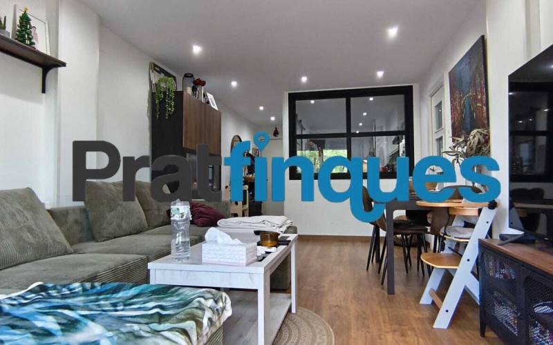Presentamos este espectacular piso totalmente reformado de 89 m² útiles, ubicado en pleno centro de la ciudad, a un paso de la emblemática Plaza Catalunya y de la estación de metro L9 Cèntric. Una vivienda lista para entrar a vivir, diseñada para ofrecerte el máximo confort, luminosidad y una distribución perfecta para la vida familiar. Distribución inteligente: Zona de día y Zona de noche El diseño de la vivienda separa de forma excelente los espacios para garantizar tu privacidad y descanso: Zona de Día: Al cruzar el recibidor, accedes directamente a un salón-comedor de 18 m², un espacio amplio y acogedor con salida directa a un agradable balcón. La cocina es independiente y cuenta con la galería ya integrada. Destaca por su gran luminosidad gracias a un elegante tabique acristalado tipo ventana, que permite el paso de la luz natural desde el comedor mientras cocinas. Zona de Noche: Conectada de forma fluida desde el comedor, distribuye el acceso a los dormitorios y baños: Habitación principal en suite (11 m²): Exterior, inundada de sol y con su propio baño privado de 4 m² (3 piezas con plato de ducha de resina antideslizante). Segunda habitación doble (11 m²): También exterior a la calle, disfrutando de una orientación inmejorable con sol durante todo el día. Dos habitaciones individuales (8 m² cada una): Espacios versátiles ideales para dormitorios, zona de juegos o teletrabajo. Una de ellas cuenta con salida a un segundo balcón orientado al patio de luces. Baño común: Moderno y funcional, compuesto por 3 piezas y equipado con plato de ducha de resina antideslizante. Calidades premium y confort total La vivienda cuenta con una reforma integral de hace solo 5 años y está cuidada al detalle con materiales de alta calidad: Orientación Sur: Vivienda muy soleada y bañada por la luz natural durante todo el día. Aislamiento perfecto: Carpintería de aluminio con rotura de puente térmico y doble ventana, garantizando el mejor aislamiento térmico y acústico. Suelos y carpintería: Suelo de parqué sintético de alta resistencia (nivel AC5) y puertas lacadas en blanco (batientes y correderas empotradas en los baños para optimizar el espacio). Airecondicionado: 3 splits con bomba de calor en distintas estàncies. Ubicación inmejorable Vivirás en el centro de El Prat, rodeado de todos los servicios esenciales: colegios, bibliotecas, comercios y una excelente conectividad en transporte público (Metro L9 Cèntric y múltiples líneas de autobús). Un hogar idílico, cómodo y pensado para disfrutar de la paz familiar. ¿Te vas a perder la oportunidad de visitarlo? &nbsp;