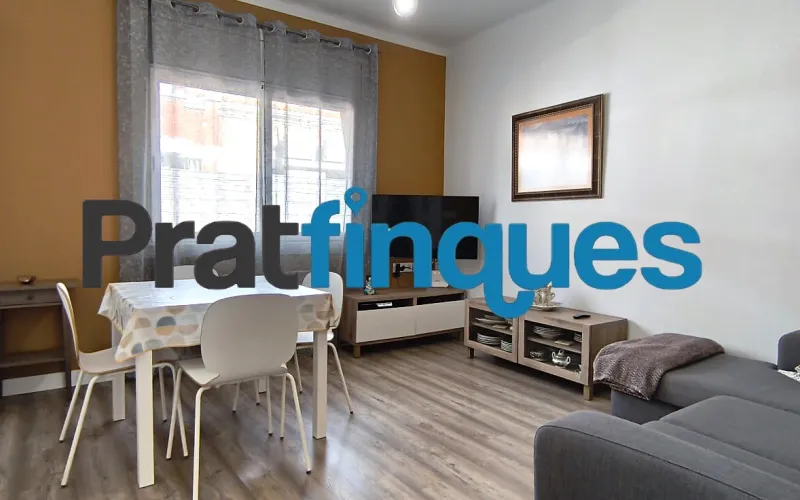 Presentamos esta magnífica vivienda lista para entrar a vivir, completamente reformada con un gusto exquisito y materiales de calidad. El inmueble destaca por su excelente distribución, luminosidad y el absoluto desahogo que ofrece su impresionante espacio exterior, convirtiéndolo en una pieza única en la zona. Características principales: Superficie óptima: 70 m² útiles distribuidos con la máxima eficiencia espacial. Zona de descanso: 3 amplios dormitorios, incluyendo una magnífica suite principal y dos habitaciones dobles adicionales. Baños modernos: 2 baños completos totalmente equipados con acabados contemporáneos. Cocina funcional: Espacio independiente y cómodo. Lavadero Interiorizado: un práctico lavadero interiorizado que maximiza el orden doméstico. Área de relax: Una agradable estancia acristalada que funciona como un balcón cubierto, ideal como rincón de lectura por su abundante luz natural y sosiego. Calidades y acabados premium: Aislamiento superior: Carpintería exterior oscilobatiente de aluminio con rotura de puente térmico y doble acristalamiento con cámara de aire, garantizando el máximo confort térmico y acústico. Elegancia interior: Suelos de parqué laminado de alta resistencia (AC5) y puertas de paso lacadas en blanco. Climatización: Sistema de calefacción integral mediante radiadores de gas natural. Un oasis exterior exclusivo: El verdadero elemento diferenciador de esta propiedad es su espectacular terraza privada de 61 m². Un espacio exterior idílico para disfrutar del clima mediterráneo, organizar cenas al aire libre o crear un jardín urbano. Además, cuenta con un valioso trastero de 5 m² integrado, la solución perfecta de almacenamiento para el día a día. Exclusividad y entorno de vida: Ubicada en una finca de solo dos vecinos, la privacidad y la tranquilidad están completamente garantizadas. El piso se emplaza en uno de los sectores residenciales más cotizados y demandados de la ciudad. Una zona que destaca por el equilibrio perfecto entre la paz de un entorno familiar y la comodidad urbana más absoluta. A escasos minutos a pie de la estación de metro L9 (Cèntric),la vivienda ofrece una conectividad impecable con el centro de Barcelona, el aeropuerto y redes de transporte (autobuses y taxis). El día a día aquí es un auténtico privilegio: dispondrá de una selecta oferta de restauración, comercios locales y servicios esenciales a pie de calle, sin renunciar a la calma de un vecindario residencial idílico. En Pratfinques le acompañamos de forma integral durante todo el proceso de compraventa. Nos encargamos de la gestión de su financiación hipotecaria, la liquidación de impuestos y la inscripción registral de la propiedad. Tenga en cuenta los siguientes puntos informativos: Transparencia en el precio: El importe de venta no incluye los impuestos y tasas asociados (ITP y AJD). Plusvalía: El Impuesto sobre el Incremento de Valor de los Terrenos de Naturaleza Urbana corre íntegramente a cargo de la parte vendedora. Información de transparencia al consumidor: Antes de hacer la visita, tu asesor personal te facilitará toda la información detallada y desglosada de estos costes para que compres con total tranquilidad.