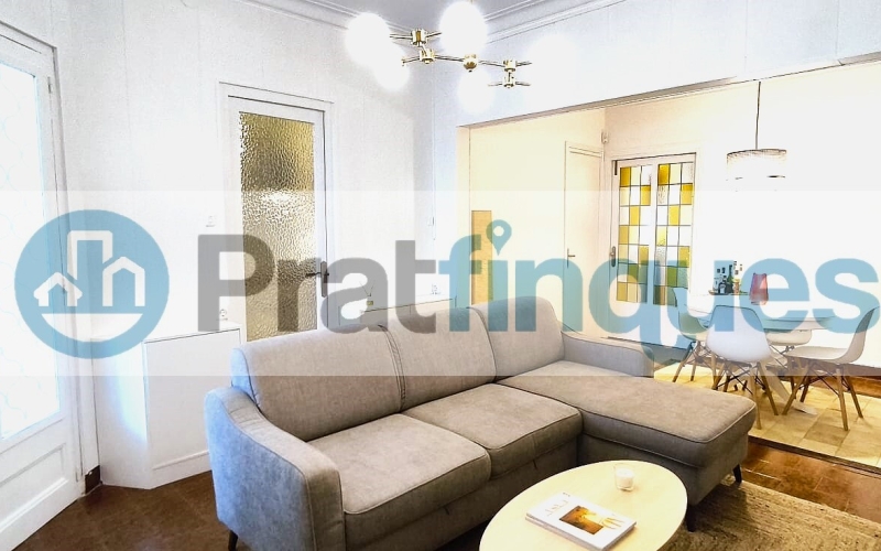 Un refugio de luz y armonía: El hogar donde tu familia florecerá ¿Buscas más que una casa? Te presentamos una propiedad con alma. Esta fantástica planta baja de 122 m² con una estància tipo estudio en segunda planta de 13 m² y terraza de 20m², no es solo un inmueble, es un escenario de bienestar donde la energía positiva se siente en cada rincón. Imagina las tardes de invierno al calor de su&nbsp;majestuosa chimenea, creando recuerdos imborrables con los tuyos en un salón que invita a la unión. Con&nbsp;4 amplias habitaciones&nbsp;(3 dobles y 1 sencilla y, 1 estudio en la 2ª planta),cada miembro de la familia encontrará su espacio de paz. La joya de la corona se encuentra en la planta superior: una estancia versátil de 13 m² que se abre a una&nbsp;terraza privada de 20m², el lugar perfecto para desayunos bajo el sol o noches de estrellas en total intimidad. ¿Sabes esa sensación de llegar a un lugar y sentir que 