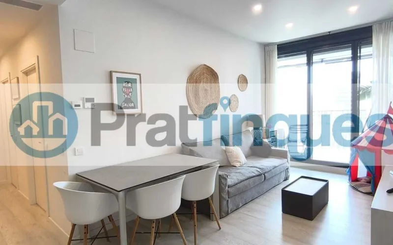 Exclusividad y sostenibilidad en una de las ubicaciones más codiciadas del área metropolitana. Le presentamos una pieza arquitectónica única situada en el corazón de&nbsp;Plaza Europa, el nuevo referente del urbanismo moderno en L'Hospitalet de Llobregat. Ubicada en una finca de&nbsp;obra nueva (2023),esta vivienda destaca por su privilegiada altura y su dominio visual, ofreciendo vistas despejadas que dotan a cada estancia de una personalidad inigualable. Espacios Diseñados para el Bienestar Con una superficie de 84 m² construidos, el hogar se distribuye con una elegancia funcional: Zona de Día:&nbsp;Un espectacular salón-comedor de 24 m², inundado de luz natural gracias a su&nbsp;orientación Este, con acceso directo a una&nbsp;terraza privada de 17 m², ideal para disfrutar de los amaneceres y el clima mediterráneo. Cocina Gourmet:&nbsp;Espacio independiente de 9 m² totalmente equipado con acabados de alta gama. Zona de Descanso:&nbsp;Suite principal de 13 m² con baño privado de diseño (plato de ducha de resina antideslizante) y dos habitaciones individuales luminosas y versátiles.Tecnología y Alta Eficiencia Energética Comprometida con el futuro, la vivienda cuenta con un sistema de&nbsp;aerotermia de última generación&nbsp;para la climatización (calefacción y aire acondicionado),garantizando un confort térmico óptimo con el mínimo impacto ambiental. Memoria de Calidades Premium Carpintería Exterior:&nbsp;Ventanas oscilobatientes con rotura de puente térmico y doble acristalamiento para un aislamiento acústico y térmico total. Carpintería Interior:&nbsp;Elegantes puertas lacadas en blanco, incluyendo sistemas correderos tipo&nbsp;Krona&nbsp;integrados en tabiquería para maximizar el espacio. Pavimentos:&nbsp;Suelo de tarima flotante laminada con efecto madera de máxima resistencia (calidad AC5).Servicios y Anexos Exclusivos La finca, libre de barreras arquitectónicas, dispone de tres ascensores (uno de gran capacidad). Además, se ofrece la posibilidad de completar esta propiedad con: Plaza de Parking XL (28.000 €):&nbsp;Con dimensiones excepcionales (5,25m x 3m),ideal para un vehículo de gran tamaño y una motocicleta de alta cilindrada. Trastero de Gran Capacidad (18.000 €):&nbsp;9 m² de almacenamiento adicional en el mismo edificio.Un hogar que no solo ofrece un lugar donde vivir, sino un estilo de vida basado en la exclusividad, la comodidad y la eficiencia. &nbsp; En Pratfinques le acompañamos de forma integral durante todo el proceso de compraventa. Nos encargamos de la gestión de su financiación hipotecaria, la liquidación de impuestos y la inscripción registral de la propiedad. &nbsp; Tenga en cuenta los siguientes puntos informativos: &nbsp; Transparencia en el precio: El importe de venta no incluye los impuestos y tasas asociados (ITP y AJD). Plusvalía: El Impuesto sobre el Incremento de Valor de los Terrenos de Naturaleza Urbana corre íntegramente a cargo de la parte vendedora. Sin costes adicionales: En Pratfinques no cobramos honorarios a la parte compradora; nuestros servicios ya están incluidos en el precio de venta publicado.&nbsp;