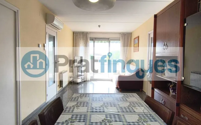 ¿Buscas un hogar donde la luz sea la protagonista?&nbsp;Presentamos este magnífico piso que combina una distribución funcional con una ubicación privilegiada para disfrutar de la máxima tranquilidad. Lo que hace especial a esta vivienda: Amplitud y Confort:&nbsp;Un salón-comedor acogedor que se convierte en el corazón de la casa, con salida directa a un&nbsp;balcón privado&nbsp;perfecto para relajarse. Zona de Descanso:&nbsp;Dispone de&nbsp;3 habitaciones&nbsp;(2 de ellas dobles y amplias, más una individual versátil),diseñadas para garantizar el descanso de toda la familia. Funcionalidad:&nbsp;Cocina independiente con acceso a galería, ideal para organizar el día a día. El baño completo ha sido actualizado con un moderno&nbsp;plato de ducha de resina antideslizante, aunando seguridad y estilo. Luz y Vistas:&nbsp;Gracias a su&nbsp;orientación Oeste, la vivienda se inunda de sol natural durante toda la tarde. Sus&nbsp;vistas despejadas&nbsp;te permitirán disfrutar de una sensación de libertad y paz difícil de encontrar.Equipamiento y Finca: La vivienda está lista para entrar a vivir, equipada con&nbsp;calefacción por radiadores&nbsp;(gas natural) y&nbsp;aire acondicionado con bomba de calor, garantizando el clima perfecto en cualquier época del año. Además, la finca cuenta con&nbsp;ascensor, facilitando el acceso y la comodidad total en tu rutina. ¡No pierdas la oportunidad de visitarlo! Un piso donde el confort y la luz se encuentran. En Pratfinques le acompañamos de forma integral durante todo el proceso de compraventa. Nos encargamos de la gestión de su financiación hipotecaria, la liquidación de impuestos y la inscripción registral de la propiedad. &nbsp; Tenga en cuenta los siguientes puntos informativos: &nbsp; Transparencia en el precio: El importe de venta no incluye los impuestos y tasas asociados (ITP y AJD). Plusvalía: El Impuesto sobre el Incremento de Valor de los Terrenos de Naturaleza Urbana corre íntegramente a cargo de la parte vendedora. Sin costes adicionales: En Pratfinques no cobramos honorarios a la parte compradora; nuestros servicios ya están incluidos en el precio de venta publicado.&nbsp;