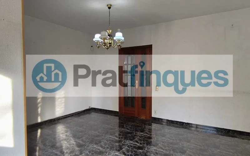 Presentamos esta magnífica propiedad situada en una de las intersecciones más estratégicas de El Prat. Una vivienda que destaca por su luminosidad, y distribución y un potencial para convertirse en el hogar de sus sueños. Distribución y Características El inmueble cuenta con una superficie de 94 m² construidos (79 m² útiles),diseñados para aprovechar cada rincón: Zona de Día:&nbsp;Un imponente salón-comedor independiente de 23 m², totalmente exterior, que inunda la estancia de luz natural y ofrece acceso directo a un acogedor balcón. Zona de Noche:&nbsp;Consta de 3 amplias habitaciones (incluyendo una habitación doble principal). Cocina y Baño:&nbsp;Cocina independiente de 8 m² con salida a galería técnica y un baño completo de cuatro piezas con bañera. Acabados:&nbsp;Suelos de gres porcelánico, carpintería interior en madera de cerezo y ventanas de aluminio.???? Un proyecto a tu medida La vivienda se encuentra en un estado que&nbsp;precisa de una actualización, lo que representa una oportunidad única. Con una reforma ejecutada con buen gusto, este piso tiene el potencial arquitectónico para transformarse en una pieza de diseño&nbsp;impresionantemente sofisticada y actual, revalorizando su inversión desde el primer día. La finca, perfectamente mantenida, dispone de&nbsp;ascensor. ???? Privilegios de una ubicación inmejorable Vivir en esta zona de El Prat de Llobregat es sinónimo de calidad de vida. Disfrutará de servicios de primer nivel a pie de calle: Conectividad Total:&nbsp;A tan solo 7 minutos de la estación de&nbsp;Metro L9 (Les Moreres)&nbsp;y con una red de paradas de autobús locales e interurbanas que conectan directamente con el centro de Barcelona en pocos minutos. Servicios y Ocio:&nbsp;Rodeado de una oferta comercial completa, centros de salud, colegios y zonas verdes. Todo lo que su día a día requiere, sin necesidad de desplazarse.Si buscas una ubicación premium para diseñar un hogar a tu estilo, esta es tu oportunidad.&nbsp;Contacta ahora para concertar una visita. En Pratfinques le acompañamos de forma integral durante todo el proceso de compraventa. Nos encargamos de la gestión de su financiación hipotecaria, la liquidación de impuestos y la inscripción registral de la propiedad. &nbsp; Tenga en cuenta los siguientes puntos informativos: &nbsp; Transparencia en el precio: El importe de venta no incluye los impuestos y tasas asociados (ITP y AJD). Plusvalía: El Impuesto sobre el Incremento de Valor de los Terrenos de Naturaleza Urbana corre íntegramente a cargo de la parte vendedora. Nota informativa: Los Honorarios de intermediación profesional no están incluidos en el precio de venta.