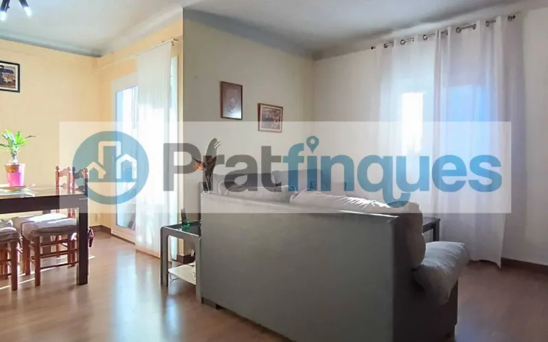 Descubra este piso único en el corazón de la ciudad. Una vivienda diseñada para aprovechar la luz natural al máximo, totalmente exterior y con una distribución versátil. Su gran salón de 22 m² se convierte en el centro del hogar, conectado a un balcón ideal para disfrutar del entorno urbano. Situada en un área con una&nbsp;oferta comercial inmejorable&nbsp;(moda, restauración y alimentación) y una conectividad excelente. A pocos minutos de la estación de&nbsp;Metro L9 (Les Moreres)&nbsp;y con acceso inmediato a las principales líneas de autobús (65, X2, L22, N17),esta propiedad combina comodidad, servicios y calidad de vida. Desde Pratfinques, te realizamos todos los trámites de la compraventa y a la obtención de la financiación hipotecaria, liquidación de los impuestos y, inscripción registral. -&nbsp;&nbsp;&nbsp;&nbsp;&nbsp;&nbsp;&nbsp;&nbsp;&nbsp;&nbsp;&nbsp;&nbsp;&nbsp; El precio de venta del inmueble, no incluye impuestos ni tasas. (ITP y AJD) -&nbsp;&nbsp;&nbsp;&nbsp;&nbsp;&nbsp;&nbsp;&nbsp;&nbsp;&nbsp;&nbsp;&nbsp;&nbsp; La plusvalía (Impuesto sobre el Incremento de Valor de los Terrenos Urbanos) es a cargo del vendedor. -&nbsp;&nbsp;&nbsp;&nbsp;&nbsp;&nbsp;&nbsp;&nbsp;&nbsp;&nbsp;&nbsp;&nbsp;&nbsp; En Pratfinques, NO COBRAMOS LOS HONORARIOS AL COMPRADOR, están incluidos en el precio de venta publicado.