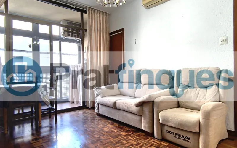 Ubicada en una de las zonas más exclusivas y demandadas de El Prat de Llobregat, presentamos esta vivienda totalmente exterior que destaca por su luz natural y su ubicación privilegiada en el&nbsp;Casc Antic. Características principales: Luminosidad total:&nbsp;Al ser una pieza íntegramente exterior, cada estancia disfruta de una claridad excepcional durante todo el día. Espacios optimizados:&nbsp;La vivienda cuenta con 69 m² construidos (63 m² útiles) distribuidos de forma funcional. Distribución: 3 dormitorios (uno de ellos doble). Salón-comedor con salida directa a un acogedor balcón. Cocina independiente con grandes posibilidades de reforma. Baño de tres piezas equipado con plato de ducha. Finca con ascensor:&nbsp;Situado en un edificio bien conservado que dispone de ascensor, garantizando total comodidad.Un lienzo en blanco para tu proyecto: El inmueble se encuentra en estado original, lo que representa la oportunidad perfecta para realizar una&nbsp;actualización integral&nbsp;y diseñar el hogar de tus sueños a medida. Su estructura permite múltiples opciones de personalización para ganar amplitud y estilo. Viva en una zona tranquila, con el encanto del casco histórico y todos los servicios, comercios y transporte a su alcance. En Pratfinques le acompañamos de forma integral durante todo el proceso de compraventa. Nos encargamos de la gestión de su financiación hipotecaria, la liquidación de impuestos y la inscripción registral de la propiedad. &nbsp; Tenga en cuenta los siguientes puntos informativos: &nbsp; Transparencia en el precio: El importe de venta no incluye los impuestos y tasas asociados (ITP y AJD). Plusvalía: El Impuesto sobre el Incremento de Valor de los Terrenos de Naturaleza Urbana corre íntegramente a cargo de la parte vendedora. Sin costes adicionales: En Pratfinques no cobramos honorarios a la parte compradora; nuestros servicios ya están incluidos en el precio de venta publicado.&nbsp;