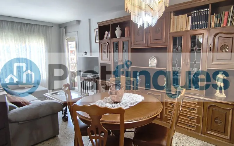 ¿Buscáis vuestra primera vivienda o el lugar ideal para ver crecer a vuestra familia? Este espectacular piso destaca por su amplitud, su luz natural y una comodidad absoluta en el día a día. Al tratarse de una quinta planta real en una finca con ascensor, disfrutaréis de una vivienda tranquila, sin ruidos de la calle y con sol directo durante todo el día. ¡Un lienzo en blanco perfecto para vuestro nuevo proyecto de vida! Espacios diseñados para el día a día familiar: El corazón de la casa: Un gran salón-comedor de 21 m² donde compartir cenas, tardes de cine y con salida directa al balcón. Habitaciones para todos: 3 dormitorios (dos de ellos dobles),ideales para el dormitorio principal, el cuarto de los niños o una zona de teletrabajo. Cocina independiente: Espaciosa, funcional y con acceso directo a una cómoda galería que desahoga el espacio principal. Baño reformado: Baño completo de 3 piezas equipado con un moderno y práctico plato de ducha. Metros reales: 76 m² útiles bien distribuidos (87 m² construidos) donde no se pierde ni un solo metro.Una ubicación pensada para vuestra comodidad Situado en la cotizada Avenida del Remolar, tendréis la tranquilidad que buscáis sin renunciar a nada. La ubicación es perfecta para el día a día de una familia: Conectividad total: Accesos rapidísimos en coche y una red excelente de transporte público para ir a trabajar o estudiar. Todo a un paso: Rodeado de comercio local, supermercados para la compra diaria, colegios, parques y una gran oferta de restauración para los fines de semana.¡Es el momento de dar el paso y tener vuestra propia casa! Contactad con nosotros hoy mismo para venir a verla antes de que se reserve. En Pratfinques le acompañamos de forma integral durante todo el proceso de compraventa. Nos encargamos de la gestión de su financiación hipotecaria, la liquidación de impuestos y la inscripción registral de la propiedad. &nbsp; Tenga en cuenta los siguientes puntos informativos: &nbsp; Transparencia en el precio: El importe de venta no incluye los impuestos y tasas asociados (ITP y AJD). Plusvalía: El Impuesto sobre el Incremento de Valor de los Terrenos de Naturaleza Urbana corre íntegramente a cargo de la parte vendedora. Sin costes adicionales: En Pratfinques no cobramos honorarios a la parte compradora; nuestros servicios ya están incluidos en el precio de venta publicado.&nbsp;