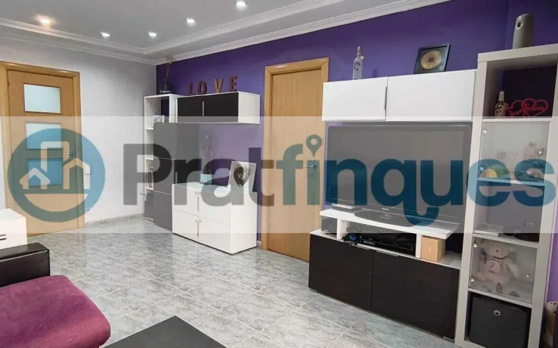 Disfrute del equilibrio perfecto entre tranquilidad residencial y una conectividad estratégica inigualable. Esta magnífica vivienda, ubicada en la apacible calle Sant Joaquim, 86, destaca por su excelente distribución, estancias muy amplias y una optimización perfecta de sus 83 m² útiles (97 m² construidos). Gracias a su orientación norte, el piso ofrece un ambiente fresco, confortable y una luminosidad constante muy valorada. Distribución elegante y espacios independientes Salón-comedor extraordinario: Un gran espacio de 22 m² muy cuadrado y luminoso, con salida directa a un agradable balcón. Zona de descanso generosa: Dispone de 4 habitaciones, incluyendo dos dormitorios dobles de gran tamaño (el principal cuenta con unos fantásticos 13 m²). Cocina funcional e independiente: Espaciosa, independiente y con salida a una práctica galería/lavadero que maximiza la organización. Baño completo: Un baño de 4 piezas equipado con bañera, ideal para el confort diario.Calidades y confort de primer nivel Aislamiento eficiente: Carpintería exterior de aluminio blanco con doble acristalamiento, garantizando confort térmico y acústico. Climatización integral: Sistema de aire acondicionado split con bomba de calor instalado. Detalles de calidad: Suelos de gres porcelánico de alta resistencia y puertas interiores de haya vaporizada que aportan calidez. Finca accesible: Edificio cuidado y tranquilo que dispone de ascensor.Accesibilidad y entorno: Lo mejor de El Prat a su alcance La ubicación de la calle Sant Joaquim es uno de los mayores valores añadidos de esta propiedad: Entrada y salida inmediata: Acceso rápido y directo a las principales vías de comunicación (C-31, C-32 y B-20),permitiendo conectar con Barcelona o el Aeropuerto en pocos minutos y sin sufrir retenciones internas. Conectividad total: Excelente comunicación en transporte público mediante la red de autobuses locales y metropolitanos, Metro (L9 Sud) y Cercanías Renfe. Calidad de vida en El Prat: Una ciudad llana, cómoda y moderna que combina una infraestructura de primer nivel (colegios, centros médicos, comercios) con el privilegio natural de los Espacios Naturales del Delta y sus tranquilas playas vírgenes. Tenga en cuenta los siguientes puntos informativos: Transparencia en el precio: El importe de venta no incluye los impuestos y tasas asociados (ITP y AJD). Plusvalía: El Impuesto sobre el Incremento de Valor de los Terrenos de Naturaleza Urbana corre íntegramente a cargo de la parte vendedora. Sin costes adicionales: En Pratfinques no cobramos honorarios a la parte compradora; nuestros servicios ya están incluidos en el precio de venta publicado.