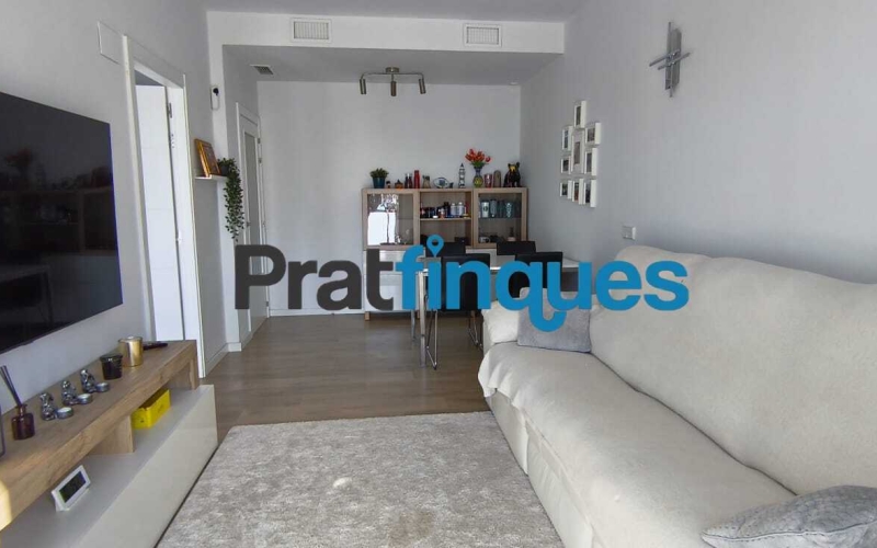 Te imaginas despertar cada día con el sol por la mañana, unas vistas claras y el cielo como vecino? Te ofrecemos esta magnífica vivienda exterior situado en una octava planta, completamente luminoso e impecable. Con una inmejorable orientación Sur-Sudeste, el piso disfruta de una entrada excepcional de luz natural durante todo el día. Ubicado en la prestigiosa Plaza Europa de L'Hospitalet de Llobregat, uno de los entornos urbanos más modernos, cotizados y mejor comunicados del área metropolitana de Barcelona, este hogar es el reflejo perfecto de una vida cómoda, elegante y altamente eficiente. La propiedad se sitúa en una finca joven que cuenta con tecnología de aerotermia de última generación y servicios exclusivos que elevan la calidad de vida al máximo nivel. Así se distribuye tu futuro hogar: - Gran dormitorio principal (16 m²): Un espacioso dormitorio de diseño que incluye una fantástica zona de vestuario integrada para tu total comodidad. - Salón-comedor de ensueño: Un ambiente abierto con grandes ventanales que conectan directamente con la terraza, inundando el espacio de sol. - Terrassa de 8 m²: El lugar ideal para relajarse ante la Plaza Europa, con acceso práctico y directo tanto desde el comedor como de la cocina. - Segundo dormitorio: Una habitación individual con ventana orientada a la terraza, ideal como despacho de teletrabajo, habitación juvenil o espacio polivalente. - Cocina independiente: Amplia, totalmente equipada, muy luminosa y con salida directa al exterior. Baño completo: Moderno y funcional, equipado con plato de ducha. Calidades, confort y eficiencia energética: - Suelos de parqué flotante de madera multicapa: Un acabado noble y natural que aporta máxima calidez, elegancia y confort a la pisada. - Sistema de aerotermia integral: Climatización de máximo ahorro (aire acondicionado y calefacción por conductas) y agua caliente sanitaria mediante energía limpia. - Máxima eficiencia: Edificio de construcción reciente con cierres de alto aislamiento y soluciones tecnológicas sostenibles. - Listo para entrar a vivir: El estado de conservación es excelente, no necesita ningún tipo de reforma. Servicios exclusivos de la finca: - Piscina comunitaria y solárium: Un oasis a tu disposición con espectaculares vistas panorámicas de la ciudad. - Seguridad y comodidad: Servicio de conserjería, control de accesos, dos ascensores y un montacargas. - Placas solares: Apoyo energético comunitario que optimiza todavía más el consumo general del edificio. Información de transparencia al consumidor: El precio de venta publicado no incluye los gastos ni los impuestos derivados de la compraventa (*ITP, gastos de notaría, registro, gestoría ni honorarios de intermediación inmobiliaria). Antes de hacer la visita, tu asesor personal te facilitará toda la información detallada y desglosada de estos costes para que compres con total tranquilidad.