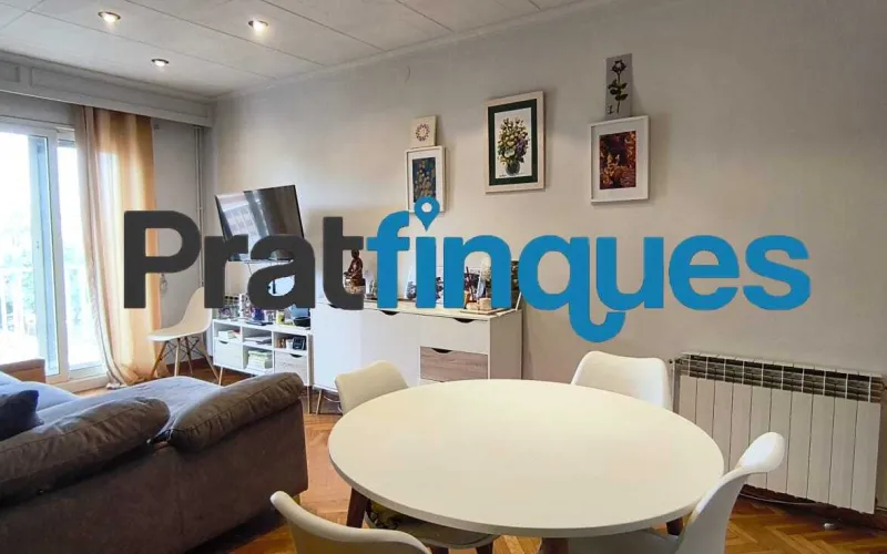 ¡Descubre tu nuevo hogar! Este encantador piso de 90 m² construidos (75 m² útiles) te ofrece la combinación perfecta de confort, espacio y una ubicación inmejorable. Situado en una cuarta planta con ascensor, destaca por su excelente distribución y su fantástica orientación oeste, ideal para disfrutar del sol de tarde. Características principales Zona de día: Salón-comedor de 16 m² con acceso directo a un agradable balcón de 8 m². Cocina independiente: Tipo office, muy espaciosa (14 m²) y con salida directa a galería/lavadero. Dormitorios: 3 habitaciones en total. Una suite principal de 12 m² y dos habitaciones individuales amplias. Baños: 1 baño completo de 4 piezas con bañera y 1 práctico aseo de cortesía. Climatización: Calefacción por radiadores de gas natural y aire acondicionado (splits) para un confort total todo el año. Ubicación y conectividad El inmueble se encuentra en una zona totalmente consolidada y excelentemente comunicada: A 8 minutos a pie de la parada de metro L9 (Cèntric). A 2 minutos de la parada de autobús Plaça Pau Casals (múltiples líneas). Servicios a pie de calle: Rodeado de comercios locales, restauración, colegios y entidades financieras. Condiciones y servicios de Pratfinques En Pratfinques te acompañamos en todo el proceso. Nos encargamos de todos los trámites de la compraventa: obtención de la financiación hipotecaria, liquidación de impuestos e inscripción registral. Sin honorarios de agencia para el comprador: Están totalmente incluidos en el precio de venta publicado. El precio de venta no incluye los impuestos ni tasas correspondientes a la parte compradora (ITP / AJD). La plusvalía municipal corre a cargo de la parte vendedora.