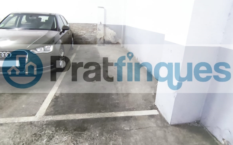 ¡Oportunidad en la ciudad de El Prat de Llobregat! Se vende plaza de parking individual en la calle Santiago Rusiñol, situada en la planta baja del edificio. Esta plaza de 12 m² ofrece espacio suficiente para coche mediano o grande y una moto. Se distingue por tener fácil maniobrabilidad, con distinción de puerta de acceso y otra de salida. El edificio cuenta con puertas de acceso automáticas y un circuito cerrado de seguridad, garantizando la máxima protección para tu vehículo. No pierdas la oportunidad de adquirir esta plaza, con todas las comodidades y medidas de seguridad que necesitas. ¡Contacta ya para más información y asegura tu espacio en una ubicación privilegiada! Desde Pratfinques, te realizamos todos los trámites de la compraventa y a la obtención de la financiación hipotecaria, liquidación de los impuestos y, inscripción registral. -&nbsp;&nbsp;&nbsp;&nbsp;&nbsp;&nbsp;&nbsp;&nbsp;&nbsp;&nbsp;&nbsp;&nbsp;&nbsp; El precio de venta del inmueble, no incluye impuestos ni tasas. (ITPADJ) -&nbsp;&nbsp;&nbsp;&nbsp;&nbsp;&nbsp;&nbsp;&nbsp;&nbsp;&nbsp;&nbsp;&nbsp;&nbsp; La plusvalía (Impuesto sobre el Incremento de Valor de los Terrenos Urbanos) es a cargo del vendedor. -&nbsp;&nbsp;&nbsp;&nbsp;&nbsp;&nbsp;&nbsp;&nbsp;&nbsp;&nbsp;&nbsp;&nbsp;&nbsp; En Pratfinques, NO COBRAMOS LOS HONORARIOS AL COMPRADOR, están incluidos en el precio de venta publicado. &nbsp;