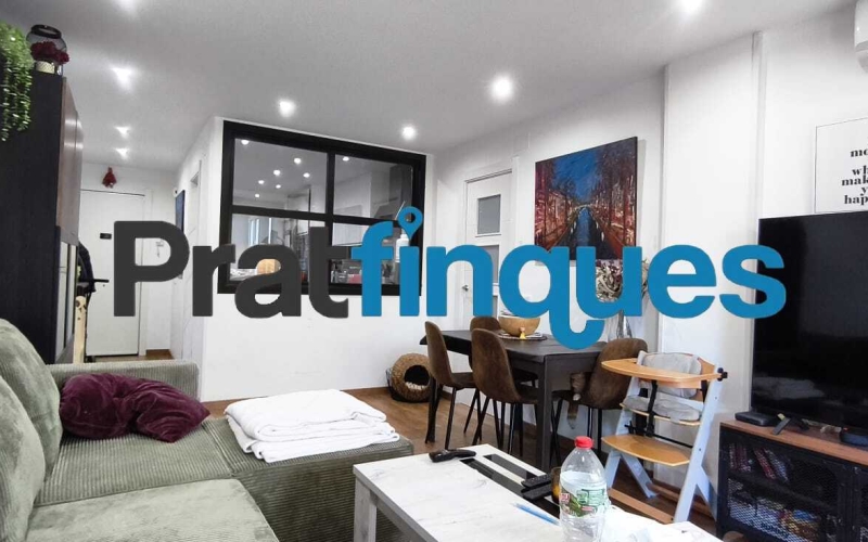 Presentamos este espectacular piso totalmente reformado de 89 m² útiles, ubicado en pleno centro de la ciudad, a un paso de la emblemática Plaza Catalunya y de la estación de metro L9 Cèntric. Una vivienda lista para entrar a vivir, diseñada para ofrecerte el máximo confort, luminosidad y una distribución perfecta para la vida familiar. Distribución inteligente: Zona de día y Zona de noche El diseño de la vivienda separa de forma excelente los espacios para garantizar tu privacidad y descanso: Zona de Día: Al cruzar el recibidor, accedes directamente a un salón-comedor de 18 m², un espacio amplio y acogedor con salida directa a un agradable balcón. La cocina es independiente y cuenta con la galería ya integrada. Destaca por su gran luminosidad gracias a un elegante tabique acristalado tipo ventana, que permite el paso de la luz natural desde el comedor mientras cocinas. Zona de Noche: Conectada de forma fluida desde el comedor, distribuye el acceso a los dormitorios y baños: Habitación principal en suite (11 m²): Exterior, inundada de sol y con su propio baño privado de 4 m² (3 piezas con plato de ducha de resina antideslizante). Segunda habitación doble (11 m²): También exterior a la calle, disfrutando de una orientación inmejorable con sol durante todo el día. Dos habitaciones individuales (8 m² cada una): Espacios versátiles ideales para dormitorios, zona de juegos o teletrabajo. Una de ellas cuenta con salida a un segundo balcón orientado al patio de luces. Baño común: Moderno y funcional, compuesto por 3 piezas y equipado con plato de ducha de resina antideslizante. Calidades premium y confort total La vivienda cuenta con una reforma integral de hace solo 5 años y está cuidada al detalle con materiales de alta calidad: Orientación Sur: Vivienda muy soleada y bañada por la luz natural durante todo el día. Aislamiento perfecto: Carpintería de aluminio con rotura de puente térmico y doble ventana, garantizando el mejor aislamiento térmico y acústico. Suelos y carpintería: Suelo de parqué sintético de alta resistencia (nivel AC5) y puertas lacadas en blanco (batientes y correderas empotradas en los baños para optimizar el espacio). Airecondicionado: 3 splits con bomba de calor en distintas estàncies. Ubicación inmejorable Vivirás en el centro de El Prat, rodeado de todos los servicios esenciales: colegios, bibliotecas, comercios y una excelente conectividad en transporte público (Metro L9 Cèntric y múltiples líneas de autobús). Un hogar idílico, cómodo y pensado para disfrutar de la paz familiar. ¿Te vas a perder la oportunidad de visitarlo? &nbsp;