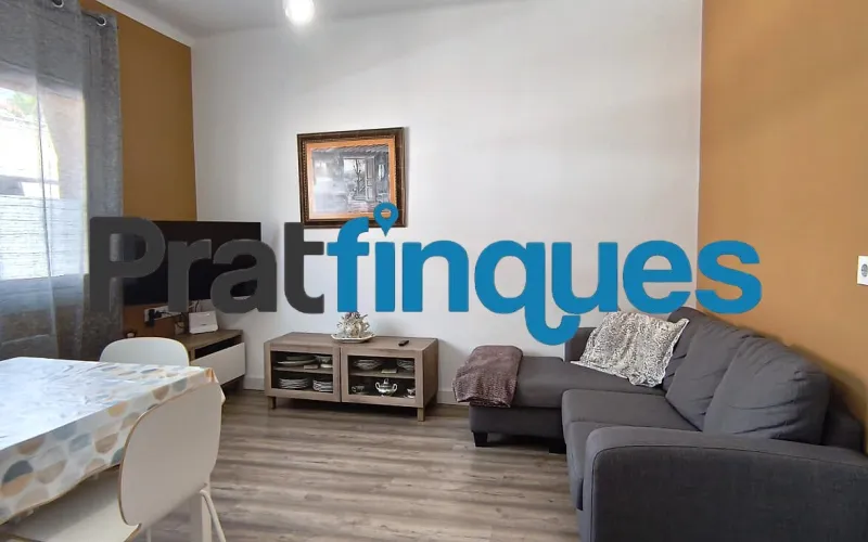 Presentamos esta magnífica vivienda lista para entrar a vivir, completamente reformada con un gusto exquisito y materiales de calidad. El inmueble destaca por su excelente distribución, luminosidad y el absoluto desahogo que ofrece su impresionante espacio exterior, convirtiéndolo en una pieza única en la zona. Características principales: Superficie óptima: 70 m² útiles distribuidos con la máxima eficiencia espacial. Zona de descanso: 3 amplios dormitorios, incluyendo una magnífica suite principal y dos habitaciones dobles adicionales. Baños modernos: 2 baños completos totalmente equipados con acabados contemporáneos. Cocina funcional: Espacio independiente y cómodo. Lavadero Interiorizado: un práctico lavadero interiorizado que maximiza el orden doméstico. Área de relax: Una agradable estancia acristalada que funciona como un balcón cubierto, ideal como rincón de lectura por su abundante luz natural y sosiego. Calidades y acabados premium: Aislamiento superior: Carpintería exterior oscilobatiente de aluminio con rotura de puente térmico y doble acristalamiento con cámara de aire, garantizando el máximo confort térmico y acústico. Elegancia interior: Suelos de parqué laminado de alta resistencia (AC5) y puertas de paso lacadas en blanco. Climatización: Sistema de calefacción integral mediante radiadores de gas natural. Un oasis exterior exclusivo: El verdadero elemento diferenciador de esta propiedad es su espectacular terraza privada de 61 m². Un espacio exterior idílico para disfrutar del clima mediterráneo, organizar cenas al aire libre o crear un jardín urbano. Además, cuenta con un valioso trastero de 5 m² integrado, la solución perfecta de almacenamiento para el día a día. Exclusividad y entorno de vida: Ubicada en una finca de solo dos vecinos, la privacidad y la tranquilidad están completamente garantizadas. El piso se emplaza en uno de los sectores residenciales más cotizados y demandados de la ciudad. Una zona que destaca por el equilibrio perfecto entre la paz de un entorno familiar y la comodidad urbana más absoluta. A escasos minutos a pie de la estación de metro L9 (Cèntric),la vivienda ofrece una conectividad impecable con el centro de Barcelona, el aeropuerto y redes de transporte (autobuses y taxis). El día a día aquí es un auténtico privilegio: dispondrá de una selecta oferta de restauración, comercios locales y servicios esenciales a pie de calle, sin renunciar a la calma de un vecindario residencial idílico. En Pratfinques le acompañamos de forma integral durante todo el proceso de compraventa. Nos encargamos de la gestión de su financiación hipotecaria, la liquidación de impuestos y la inscripción registral de la propiedad. Tenga en cuenta los siguientes puntos informativos: Transparencia en el precio: El importe de venta no incluye los impuestos y tasas asociados (ITP y AJD). Plusvalía: El Impuesto sobre el Incremento de Valor de los Terrenos de Naturaleza Urbana corre íntegramente a cargo de la parte vendedora. Información de transparencia al consumidor: Antes de hacer la visita, tu asesor personal te facilitará toda la información detallada y desglosada de estos costes para que compres con total tranquilidad.