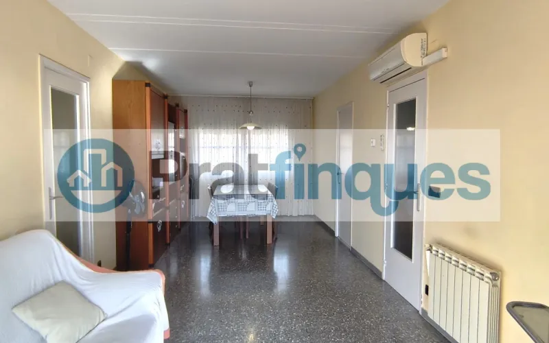 ¿Buscas un hogar donde la luz sea la protagonista?&nbsp;Presentamos este magnífico piso que combina una distribución funcional con una ubicación privilegiada para disfrutar de la máxima tranquilidad. Lo que hace especial a esta vivienda: Amplitud y Confort:&nbsp;Un salón-comedor acogedor que se convierte en el corazón de la casa, con salida directa a un&nbsp;balcón privado&nbsp;perfecto para relajarse. Zona de Descanso:&nbsp;Dispone de&nbsp;3 habitaciones&nbsp;(2 de ellas dobles y amplias, más una individual versátil),diseñadas para garantizar el descanso de toda la familia. Funcionalidad:&nbsp;Cocina independiente con acceso a galería, ideal para organizar el día a día. El baño completo ha sido actualizado con un moderno&nbsp;plato de ducha de resina antideslizante, aunando seguridad y estilo. Luz y Vistas:&nbsp;Gracias a su&nbsp;orientación Oeste, la vivienda se inunda de sol natural durante toda la tarde. Sus&nbsp;vistas despejadas&nbsp;te permitirán disfrutar de una sensación de libertad y paz difícil de encontrar.Equipamiento y Finca: La vivienda está lista para entrar a vivir, equipada con&nbsp;calefacción por radiadores&nbsp;(gas natural) y&nbsp;aire acondicionado con bomba de calor, garantizando el clima perfecto en cualquier época del año. Además, la finca cuenta con&nbsp;ascensor, facilitando el acceso y la comodidad total en tu rutina. ¡No pierdas la oportunidad de visitarlo! Un piso donde el confort y la luz se encuentran. En Pratfinques le acompañamos de forma integral durante todo el proceso de compraventa. Nos encargamos de la gestión de su financiación hipotecaria, la liquidación de impuestos y la inscripción registral de la propiedad. &nbsp; Tenga en cuenta los siguientes puntos informativos: &nbsp; Transparencia en el precio: El importe de venta no incluye los impuestos y tasas asociados (ITP y AJD). Plusvalía: El Impuesto sobre el Incremento de Valor de los Terrenos de Naturaleza Urbana corre íntegramente a cargo de la parte vendedora. Sin costes adicionales: En Pratfinques no cobramos honorarios a la parte compradora; nuestros servicios ya están incluidos en el precio de venta publicado.&nbsp;