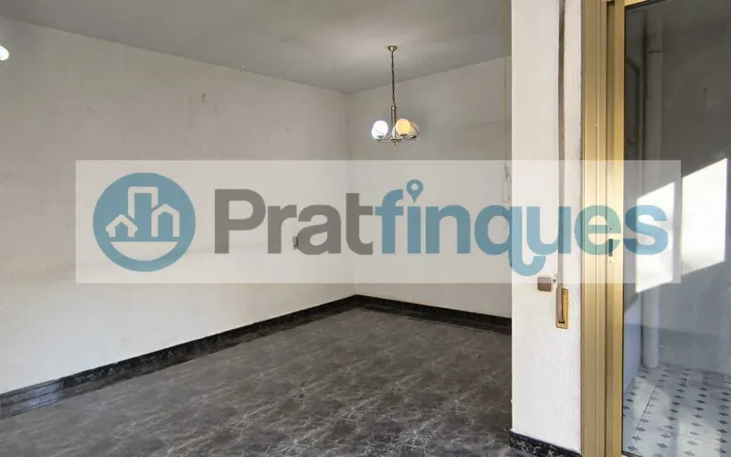 Presentamos esta magnífica propiedad situada en una de las intersecciones más estratégicas de El Prat. Una vivienda que destaca por su luminosidad, y distribución y un potencial para convertirse en el hogar de sus sueños. Distribución y Características El inmueble cuenta con una superficie de 94 m² construidos (79 m² útiles),diseñados para aprovechar cada rincón: Zona de Día:&nbsp;Un imponente salón-comedor independiente de 23 m², totalmente exterior, que inunda la estancia de luz natural y ofrece acceso directo a un acogedor balcón. Zona de Noche:&nbsp;Consta de 3 amplias habitaciones (incluyendo una habitación doble principal). Cocina y Baño:&nbsp;Cocina independiente de 8 m² con salida a galería técnica y un baño completo de cuatro piezas con bañera. Acabados:&nbsp;Suelos de gres porcelánico, carpintería interior en madera de cerezo y ventanas de aluminio.???? Un proyecto a tu medida La vivienda se encuentra en un estado que&nbsp;precisa de una actualización, lo que representa una oportunidad única. Con una reforma ejecutada con buen gusto, este piso tiene el potencial arquitectónico para transformarse en una pieza de diseño&nbsp;impresionantemente sofisticada y actual, revalorizando su inversión desde el primer día. La finca, perfectamente mantenida, dispone de&nbsp;ascensor. ???? Privilegios de una ubicación inmejorable Vivir en esta zona de El Prat de Llobregat es sinónimo de calidad de vida. Disfrutará de servicios de primer nivel a pie de calle: Conectividad Total:&nbsp;A tan solo 7 minutos de la estación de&nbsp;Metro L9 (Les Moreres)&nbsp;y con una red de paradas de autobús locales e interurbanas que conectan directamente con el centro de Barcelona en pocos minutos. Servicios y Ocio:&nbsp;Rodeado de una oferta comercial completa, centros de salud, colegios y zonas verdes. Todo lo que su día a día requiere, sin necesidad de desplazarse.Si buscas una ubicación premium para diseñar un hogar a tu estilo, esta es tu oportunidad.&nbsp;Contacta ahora para concertar una visita. En Pratfinques le acompañamos de forma integral durante todo el proceso de compraventa. Nos encargamos de la gestión de su financiación hipotecaria, la liquidación de impuestos y la inscripción registral de la propiedad. &nbsp; Tenga en cuenta los siguientes puntos informativos: &nbsp; Transparencia en el precio: El importe de venta no incluye los impuestos y tasas asociados (ITP y AJD). Plusvalía: El Impuesto sobre el Incremento de Valor de los Terrenos de Naturaleza Urbana corre íntegramente a cargo de la parte vendedora. Nota informativa: Los Honorarios de intermediación profesional no están incluidos en el precio de venta.