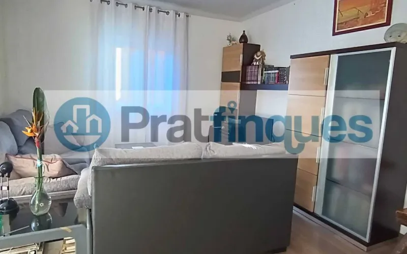 Descubra este piso único en el corazón de la ciudad. Una vivienda diseñada para aprovechar la luz natural al máximo, totalmente exterior y con una distribución versátil. Su gran salón de 22 m² se convierte en el centro del hogar, conectado a un balcón ideal para disfrutar del entorno urbano. Situada en un área con una&nbsp;oferta comercial inmejorable&nbsp;(moda, restauración y alimentación) y una conectividad excelente. A pocos minutos de la estación de&nbsp;Metro L9 (Les Moreres)&nbsp;y con acceso inmediato a las principales líneas de autobús (65, X2, L22, N17),esta propiedad combina comodidad, servicios y calidad de vida. Desde Pratfinques, te realizamos todos los trámites de la compraventa y a la obtención de la financiación hipotecaria, liquidación de los impuestos y, inscripción registral. -&nbsp;&nbsp;&nbsp;&nbsp;&nbsp;&nbsp;&nbsp;&nbsp;&nbsp;&nbsp;&nbsp;&nbsp;&nbsp; El precio de venta del inmueble, no incluye impuestos ni tasas. (ITP y AJD) -&nbsp;&nbsp;&nbsp;&nbsp;&nbsp;&nbsp;&nbsp;&nbsp;&nbsp;&nbsp;&nbsp;&nbsp;&nbsp; La plusvalía (Impuesto sobre el Incremento de Valor de los Terrenos Urbanos) es a cargo del vendedor. -&nbsp;&nbsp;&nbsp;&nbsp;&nbsp;&nbsp;&nbsp;&nbsp;&nbsp;&nbsp;&nbsp;&nbsp;&nbsp; En Pratfinques, NO COBRAMOS LOS HONORARIOS AL COMPRADOR, están incluidos en el precio de venta publicado.