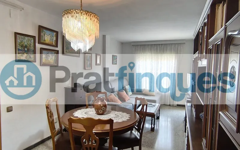 ¿Buscáis vuestra primera vivienda o el lugar ideal para ver crecer a vuestra familia? Este espectacular piso destaca por su amplitud, su luz natural y una comodidad absoluta en el día a día. Al tratarse de una quinta planta real en una finca con ascensor, disfrutaréis de una vivienda tranquila, sin ruidos de la calle y con sol directo durante todo el día. ¡Un lienzo en blanco perfecto para vuestro nuevo proyecto de vida! Espacios diseñados para el día a día familiar: El corazón de la casa: Un gran salón-comedor de 21 m² donde compartir cenas, tardes de cine y con salida directa al balcón. Habitaciones para todos: 3 dormitorios (dos de ellos dobles),ideales para el dormitorio principal, el cuarto de los niños o una zona de teletrabajo. Cocina independiente: Espaciosa, funcional y con acceso directo a una cómoda galería que desahoga el espacio principal. Baño reformado: Baño completo de 3 piezas equipado con un moderno y práctico plato de ducha. Metros reales: 76 m² útiles bien distribuidos (87 m² construidos) donde no se pierde ni un solo metro.Una ubicación pensada para vuestra comodidad Situado en la cotizada Avenida del Remolar, tendréis la tranquilidad que buscáis sin renunciar a nada. La ubicación es perfecta para el día a día de una familia: Conectividad total: Accesos rapidísimos en coche y una red excelente de transporte público para ir a trabajar o estudiar. Todo a un paso: Rodeado de comercio local, supermercados para la compra diaria, colegios, parques y una gran oferta de restauración para los fines de semana.¡Es el momento de dar el paso y tener vuestra propia casa! Contactad con nosotros hoy mismo para venir a verla antes de que se reserve. En Pratfinques le acompañamos de forma integral durante todo el proceso de compraventa. Nos encargamos de la gestión de su financiación hipotecaria, la liquidación de impuestos y la inscripción registral de la propiedad. &nbsp; Tenga en cuenta los siguientes puntos informativos: &nbsp; Transparencia en el precio: El importe de venta no incluye los impuestos y tasas asociados (ITP y AJD). Plusvalía: El Impuesto sobre el Incremento de Valor de los Terrenos de Naturaleza Urbana corre íntegramente a cargo de la parte vendedora. Sin costes adicionales: En Pratfinques no cobramos honorarios a la parte compradora; nuestros servicios ya están incluidos en el precio de venta publicado.&nbsp;