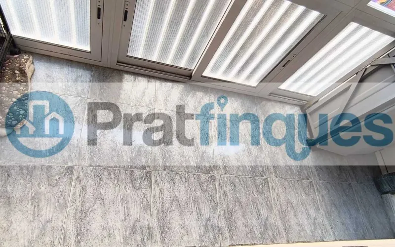Disfrute del equilibrio perfecto entre tranquilidad residencial y una conectividad estratégica inigualable. Esta magnífica vivienda, ubicada en la apacible calle Sant Joaquim, 86, destaca por su excelente distribución, estancias muy amplias y una optimización perfecta de sus 83 m² útiles (97 m² construidos). Gracias a su orientación norte, el piso ofrece un ambiente fresco, confortable y una luminosidad constante muy valorada. Distribución elegante y espacios independientes Salón-comedor extraordinario: Un gran espacio de 22 m² muy cuadrado y luminoso, con salida directa a un agradable balcón. Zona de descanso generosa: Dispone de 4 habitaciones, incluyendo dos dormitorios dobles de gran tamaño (el principal cuenta con unos fantásticos 13 m²). Cocina funcional e independiente: Espaciosa, independiente y con salida a una práctica galería/lavadero que maximiza la organización. Baño completo: Un baño de 4 piezas equipado con bañera, ideal para el confort diario.Calidades y confort de primer nivel Aislamiento eficiente: Carpintería exterior de aluminio blanco con doble acristalamiento, garantizando confort térmico y acústico. Climatización integral: Sistema de aire acondicionado split con bomba de calor instalado. Detalles de calidad: Suelos de gres porcelánico de alta resistencia y puertas interiores de haya vaporizada que aportan calidez. Finca accesible: Edificio cuidado y tranquilo que dispone de ascensor.Accesibilidad y entorno: Lo mejor de El Prat a su alcance La ubicación de la calle Sant Joaquim es uno de los mayores valores añadidos de esta propiedad: Entrada y salida inmediata: Acceso rápido y directo a las principales vías de comunicación (C-31, C-32 y B-20),permitiendo conectar con Barcelona o el Aeropuerto en pocos minutos y sin sufrir retenciones internas. Conectividad total: Excelente comunicación en transporte público mediante la red de autobuses locales y metropolitanos, Metro (L9 Sud) y Cercanías Renfe. Calidad de vida en El Prat: Una ciudad llana, cómoda y moderna que combina una infraestructura de primer nivel (colegios, centros médicos, comercios) con el privilegio natural de los Espacios Naturales del Delta y sus tranquilas playas vírgenes. Tenga en cuenta los siguientes puntos informativos: Transparencia en el precio: El importe de venta no incluye los impuestos y tasas asociados (ITP y AJD). Plusvalía: El Impuesto sobre el Incremento de Valor de los Terrenos de Naturaleza Urbana corre íntegramente a cargo de la parte vendedora. Sin costes adicionales: En Pratfinques no cobramos honorarios a la parte compradora; nuestros servicios ya están incluidos en el precio de venta publicado.