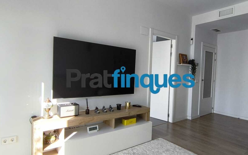 Te imaginas despertar cada día con el sol por la mañana, unas vistas claras y el cielo como vecino? Te ofrecemos esta magnífica vivienda exterior situado en una octava planta, completamente luminoso e impecable. Con una inmejorable orientación Sur-Sudeste, el piso disfruta de una entrada excepcional de luz natural durante todo el día. Ubicado en la prestigiosa Plaza Europa de L'Hospitalet de Llobregat, uno de los entornos urbanos más modernos, cotizados y mejor comunicados del área metropolitana de Barcelona, este hogar es el reflejo perfecto de una vida cómoda, elegante y altamente eficiente. La propiedad se sitúa en una finca joven que cuenta con tecnología de aerotermia de última generación y servicios exclusivos que elevan la calidad de vida al máximo nivel. Así se distribuye tu futuro hogar: - Gran dormitorio principal (16 m²): Un espacioso dormitorio de diseño que incluye una fantástica zona de vestuario integrada para tu total comodidad. - Salón-comedor de ensueño: Un ambiente abierto con grandes ventanales que conectan directamente con la terraza, inundando el espacio de sol. - Terrassa de 8 m²: El lugar ideal para relajarse ante la Plaza Europa, con acceso práctico y directo tanto desde el comedor como de la cocina. - Segundo dormitorio: Una habitación individual con ventana orientada a la terraza, ideal como despacho de teletrabajo, habitación juvenil o espacio polivalente. - Cocina independiente: Amplia, totalmente equipada, muy luminosa y con salida directa al exterior. Baño completo: Moderno y funcional, equipado con plato de ducha. Calidades, confort y eficiencia energética: - Suelos de parqué flotante de madera multicapa: Un acabado noble y natural que aporta máxima calidez, elegancia y confort a la pisada. - Sistema de aerotermia integral: Climatización de máximo ahorro (aire acondicionado y calefacción por conductas) y agua caliente sanitaria mediante energía limpia. - Máxima eficiencia: Edificio de construcción reciente con cierres de alto aislamiento y soluciones tecnológicas sostenibles. - Listo para entrar a vivir: El estado de conservación es excelente, no necesita ningún tipo de reforma. Servicios exclusivos de la finca: - Piscina comunitaria y solárium: Un oasis a tu disposición con espectaculares vistas panorámicas de la ciudad. - Seguridad y comodidad: Servicio de conserjería, control de accesos, dos ascensores y un montacargas. - Placas solares: Apoyo energético comunitario que optimiza todavía más el consumo general del edificio. Información de transparencia al consumidor: El precio de venta publicado no incluye los gastos ni los impuestos derivados de la compraventa (*ITP, gastos de notaría, registro, gestoría ni honorarios de intermediación inmobiliaria). Antes de hacer la visita, tu asesor personal te facilitará toda la información detallada y desglosada de estos costes para que compres con total tranquilidad.