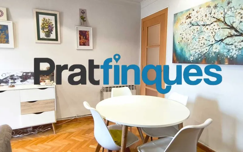 ¡Descubre tu nuevo hogar! Este encantador piso de 90 m² construidos (75 m² útiles) te ofrece la combinación perfecta de confort, espacio y una ubicación inmejorable. Situado en una cuarta planta con ascensor, destaca por su excelente distribución y su fantástica orientación oeste, ideal para disfrutar del sol de tarde. Características principales Zona de día: Salón-comedor de 16 m² con acceso directo a un agradable balcón de 8 m². Cocina independiente: Tipo office, muy espaciosa (14 m²) y con salida directa a galería/lavadero. Dormitorios: 3 habitaciones en total. Una suite principal de 12 m² y dos habitaciones individuales amplias. Baños: 1 baño completo de 4 piezas con bañera y 1 práctico aseo de cortesía. Climatización: Calefacción por radiadores de gas natural y aire acondicionado (splits) para un confort total todo el año. Ubicación y conectividad El inmueble se encuentra en una zona totalmente consolidada y excelentemente comunicada: A 8 minutos a pie de la parada de metro L9 (Cèntric). A 2 minutos de la parada de autobús Plaça Pau Casals (múltiples líneas). Servicios a pie de calle: Rodeado de comercios locales, restauración, colegios y entidades financieras. Condiciones y servicios de Pratfinques En Pratfinques te acompañamos en todo el proceso. Nos encargamos de todos los trámites de la compraventa: obtención de la financiación hipotecaria, liquidación de impuestos e inscripción registral. Sin honorarios de agencia para el comprador: Están totalmente incluidos en el precio de venta publicado. El precio de venta no incluye los impuestos ni tasas correspondientes a la parte compradora (ITP / AJD). La plusvalía municipal corre a cargo de la parte vendedora.
