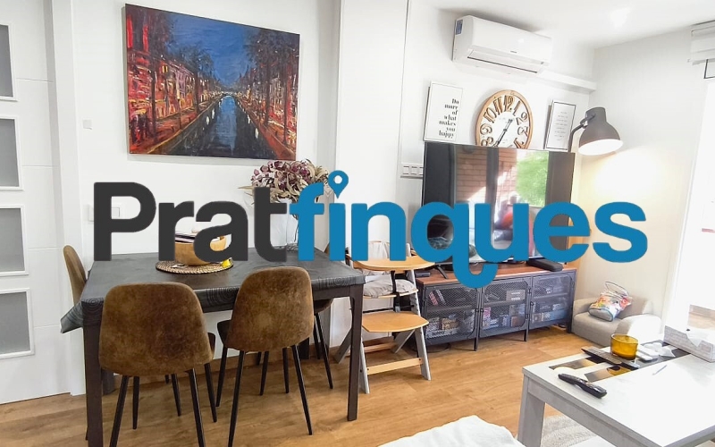 Presentamos este espectacular piso totalmente reformado de 89 m² útiles, ubicado en pleno centro de la ciudad, a un paso de la emblemática Plaza Catalunya y de la estación de metro L9 Cèntric. Una vivienda lista para entrar a vivir, diseñada para ofrecerte el máximo confort, luminosidad y una distribución perfecta para la vida familiar. Distribución inteligente: Zona de día y Zona de noche El diseño de la vivienda separa de forma excelente los espacios para garantizar tu privacidad y descanso: Zona de Día: Al cruzar el recibidor, accedes directamente a un salón-comedor de 18 m², un espacio amplio y acogedor con salida directa a un agradable balcón. La cocina es independiente y cuenta con la galería ya integrada. Destaca por su gran luminosidad gracias a un elegante tabique acristalado tipo ventana, que permite el paso de la luz natural desde el comedor mientras cocinas. Zona de Noche: Conectada de forma fluida desde el comedor, distribuye el acceso a los dormitorios y baños: Habitación principal en suite (11 m²): Exterior, inundada de sol y con su propio baño privado de 4 m² (3 piezas con plato de ducha de resina antideslizante). Segunda habitación doble (11 m²): También exterior a la calle, disfrutando de una orientación inmejorable con sol durante todo el día. Dos habitaciones individuales (8 m² cada una): Espacios versátiles ideales para dormitorios, zona de juegos o teletrabajo. Una de ellas cuenta con salida a un segundo balcón orientado al patio de luces. Baño común: Moderno y funcional, compuesto por 3 piezas y equipado con plato de ducha de resina antideslizante. Calidades premium y confort total La vivienda cuenta con una reforma integral de hace solo 5 años y está cuidada al detalle con materiales de alta calidad: Orientación Sur: Vivienda muy soleada y bañada por la luz natural durante todo el día. Aislamiento perfecto: Carpintería de aluminio con rotura de puente térmico y doble ventana, garantizando el mejor aislamiento térmico y acústico. Suelos y carpintería: Suelo de parqué sintético de alta resistencia (nivel AC5) y puertas lacadas en blanco (batientes y correderas empotradas en los baños para optimizar el espacio). Airecondicionado: 3 splits con bomba de calor en distintas estàncies. Ubicación inmejorable Vivirás en el centro de El Prat, rodeado de todos los servicios esenciales: colegios, bibliotecas, comercios y una excelente conectividad en transporte público (Metro L9 Cèntric y múltiples líneas de autobús). Un hogar idílico, cómodo y pensado para disfrutar de la paz familiar. ¿Te vas a perder la oportunidad de visitarlo? &nbsp;