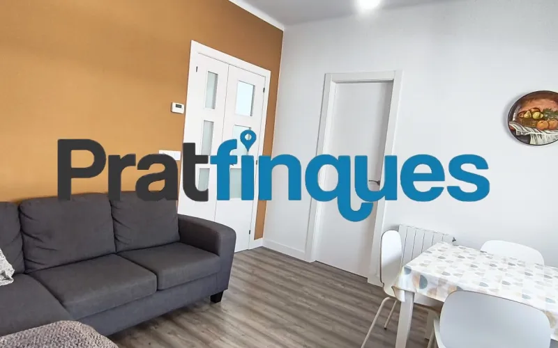 Presentamos esta magnífica vivienda lista para entrar a vivir, completamente reformada con un gusto exquisito y materiales de calidad. El inmueble destaca por su excelente distribución, luminosidad y el absoluto desahogo que ofrece su impresionante espacio exterior, convirtiéndolo en una pieza única en la zona. Características principales: Superficie óptima: 70 m² útiles distribuidos con la máxima eficiencia espacial. Zona de descanso: 3 amplios dormitorios, incluyendo una magnífica suite principal y dos habitaciones dobles adicionales. Baños modernos: 2 baños completos totalmente equipados con acabados contemporáneos. Cocina funcional: Espacio independiente y cómodo. Lavadero Interiorizado: un práctico lavadero interiorizado que maximiza el orden doméstico. Área de relax: Una agradable estancia acristalada que funciona como un balcón cubierto, ideal como rincón de lectura por su abundante luz natural y sosiego. Calidades y acabados premium: Aislamiento superior: Carpintería exterior oscilobatiente de aluminio con rotura de puente térmico y doble acristalamiento con cámara de aire, garantizando el máximo confort térmico y acústico. Elegancia interior: Suelos de parqué laminado de alta resistencia (AC5) y puertas de paso lacadas en blanco. Climatización: Sistema de calefacción integral mediante radiadores de gas natural. Un oasis exterior exclusivo: El verdadero elemento diferenciador de esta propiedad es su espectacular terraza privada de 61 m². Un espacio exterior idílico para disfrutar del clima mediterráneo, organizar cenas al aire libre o crear un jardín urbano. Además, cuenta con un valioso trastero de 5 m² integrado, la solución perfecta de almacenamiento para el día a día. Exclusividad y entorno de vida: Ubicada en una finca de solo dos vecinos, la privacidad y la tranquilidad están completamente garantizadas. El piso se emplaza en uno de los sectores residenciales más cotizados y demandados de la ciudad. Una zona que destaca por el equilibrio perfecto entre la paz de un entorno familiar y la comodidad urbana más absoluta. A escasos minutos a pie de la estación de metro L9 (Cèntric),la vivienda ofrece una conectividad impecable con el centro de Barcelona, el aeropuerto y redes de transporte (autobuses y taxis). El día a día aquí es un auténtico privilegio: dispondrá de una selecta oferta de restauración, comercios locales y servicios esenciales a pie de calle, sin renunciar a la calma de un vecindario residencial idílico. En Pratfinques le acompañamos de forma integral durante todo el proceso de compraventa. Nos encargamos de la gestión de su financiación hipotecaria, la liquidación de impuestos y la inscripción registral de la propiedad. Tenga en cuenta los siguientes puntos informativos: Transparencia en el precio: El importe de venta no incluye los impuestos y tasas asociados (ITP y AJD). Plusvalía: El Impuesto sobre el Incremento de Valor de los Terrenos de Naturaleza Urbana corre íntegramente a cargo de la parte vendedora. Información de transparencia al consumidor: Antes de hacer la visita, tu asesor personal te facilitará toda la información detallada y desglosada de estos costes para que compres con total tranquilidad.