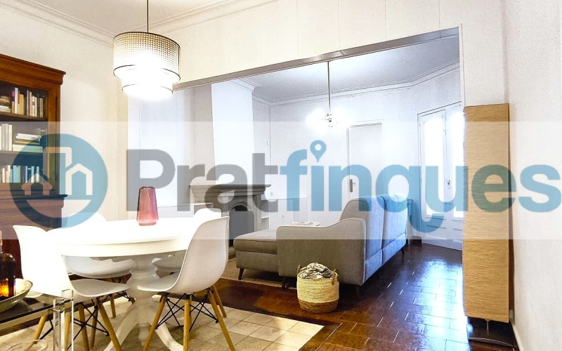 Un refugio de luz y armonía: El hogar donde tu familia florecerá ¿Buscas más que una casa? Te presentamos una propiedad con alma. Esta fantástica planta baja de 122 m² con una estància tipo estudio en segunda planta de 13 m² y terraza de 20m², no es solo un inmueble, es un escenario de bienestar donde la energía positiva se siente en cada rincón. Imagina las tardes de invierno al calor de su&nbsp;majestuosa chimenea, creando recuerdos imborrables con los tuyos en un salón que invita a la unión. Con&nbsp;4 amplias habitaciones&nbsp;(3 dobles y 1 sencilla y, 1 estudio en la 2ª planta),cada miembro de la familia encontrará su espacio de paz. La joya de la corona se encuentra en la planta superior: una estancia versátil de 13 m² que se abre a una&nbsp;terraza privada de 20m², el lugar perfecto para desayunos bajo el sol o noches de estrellas en total intimidad. ¿Sabes esa sensación de llegar a un lugar y sentir que 