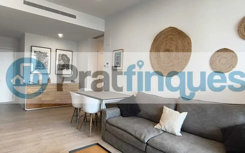 Exclusividad y sostenibilidad en una de las ubicaciones más codiciadas del área metropolitana. Le presentamos una pieza arquitectónica única situada en el corazón de&nbsp;Plaza Europa, el nuevo referente del urbanismo moderno en L'Hospitalet de Llobregat. Ubicada en una finca de&nbsp;obra nueva (2023),esta vivienda destaca por su privilegiada altura y su dominio visual, ofreciendo vistas despejadas que dotan a cada estancia de una personalidad inigualable. Espacios Diseñados para el Bienestar Con una superficie de 84 m² construidos, el hogar se distribuye con una elegancia funcional: Zona de Día:&nbsp;Un espectacular salón-comedor de 24 m², inundado de luz natural gracias a su&nbsp;orientación Este, con acceso directo a una&nbsp;terraza privada de 17 m², ideal para disfrutar de los amaneceres y el clima mediterráneo. Cocina Gourmet:&nbsp;Espacio independiente de 9 m² totalmente equipado con acabados de alta gama. Zona de Descanso:&nbsp;Suite principal de 13 m² con baño privado de diseño (plato de ducha de resina antideslizante) y dos habitaciones individuales luminosas y versátiles.Tecnología y Alta Eficiencia Energética Comprometida con el futuro, la vivienda cuenta con un sistema de&nbsp;aerotermia de última generación&nbsp;para la climatización (calefacción y aire acondicionado),garantizando un confort térmico óptimo con el mínimo impacto ambiental. Memoria de Calidades Premium Carpintería Exterior:&nbsp;Ventanas oscilobatientes con rotura de puente térmico y doble acristalamiento para un aislamiento acústico y térmico total. Carpintería Interior:&nbsp;Elegantes puertas lacadas en blanco, incluyendo sistemas correderos tipo&nbsp;Krona&nbsp;integrados en tabiquería para maximizar el espacio. Pavimentos:&nbsp;Suelo de tarima flotante laminada con efecto madera de máxima resistencia (calidad AC5).Servicios y Anexos Exclusivos La finca, libre de barreras arquitectónicas, dispone de tres ascensores (uno de gran capacidad). Además, se ofrece la posibilidad de completar esta propiedad con: Plaza de Parking XL (28.000 €):&nbsp;Con dimensiones excepcionales (5,25m x 3m),ideal para un vehículo de gran tamaño y una motocicleta de alta cilindrada. Trastero de Gran Capacidad (18.000 €):&nbsp;9 m² de almacenamiento adicional en el mismo edificio.Un hogar que no solo ofrece un lugar donde vivir, sino un estilo de vida basado en la exclusividad, la comodidad y la eficiencia. &nbsp; En Pratfinques le acompañamos de forma integral durante todo el proceso de compraventa. Nos encargamos de la gestión de su financiación hipotecaria, la liquidación de impuestos y la inscripción registral de la propiedad. &nbsp; Tenga en cuenta los siguientes puntos informativos: &nbsp; Transparencia en el precio: El importe de venta no incluye los impuestos y tasas asociados (ITP y AJD). Plusvalía: El Impuesto sobre el Incremento de Valor de los Terrenos de Naturaleza Urbana corre íntegramente a cargo de la parte vendedora. Sin costes adicionales: En Pratfinques no cobramos honorarios a la parte compradora; nuestros servicios ya están incluidos en el precio de venta publicado.&nbsp;